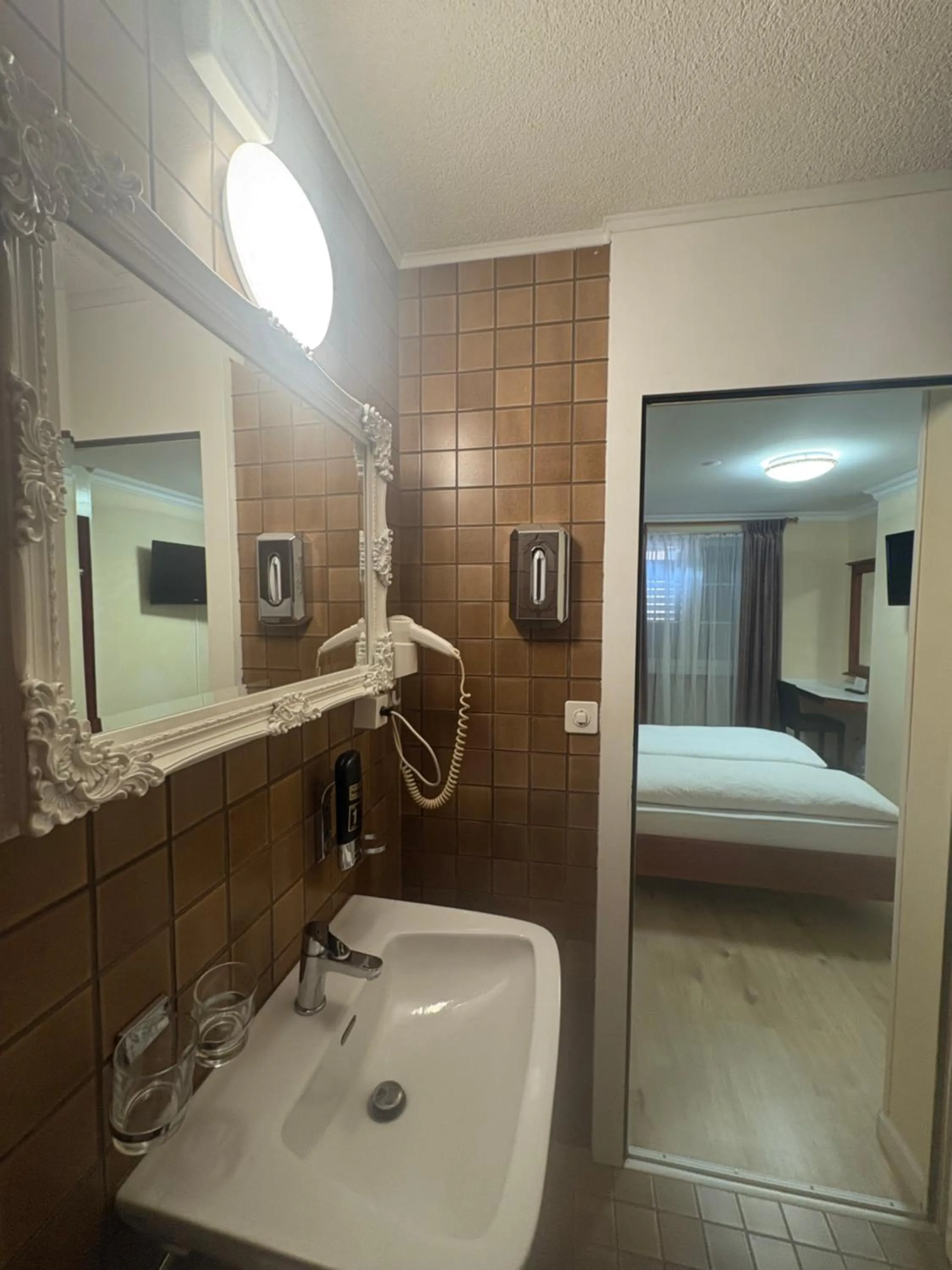 Property building, Bed in Esos Hotel Quelle