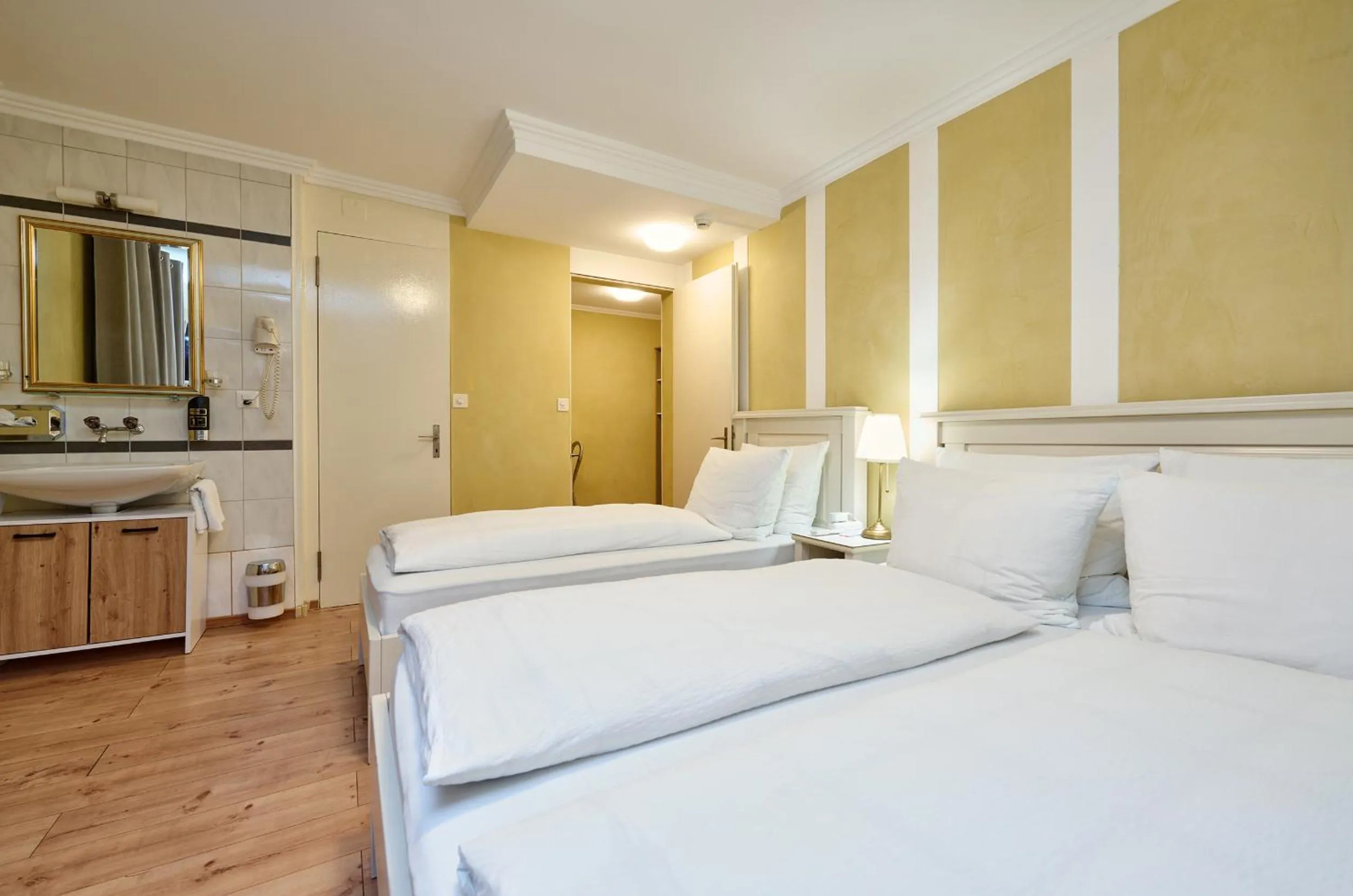 Photo of the whole room, Bed in Esos Hotel Quelle