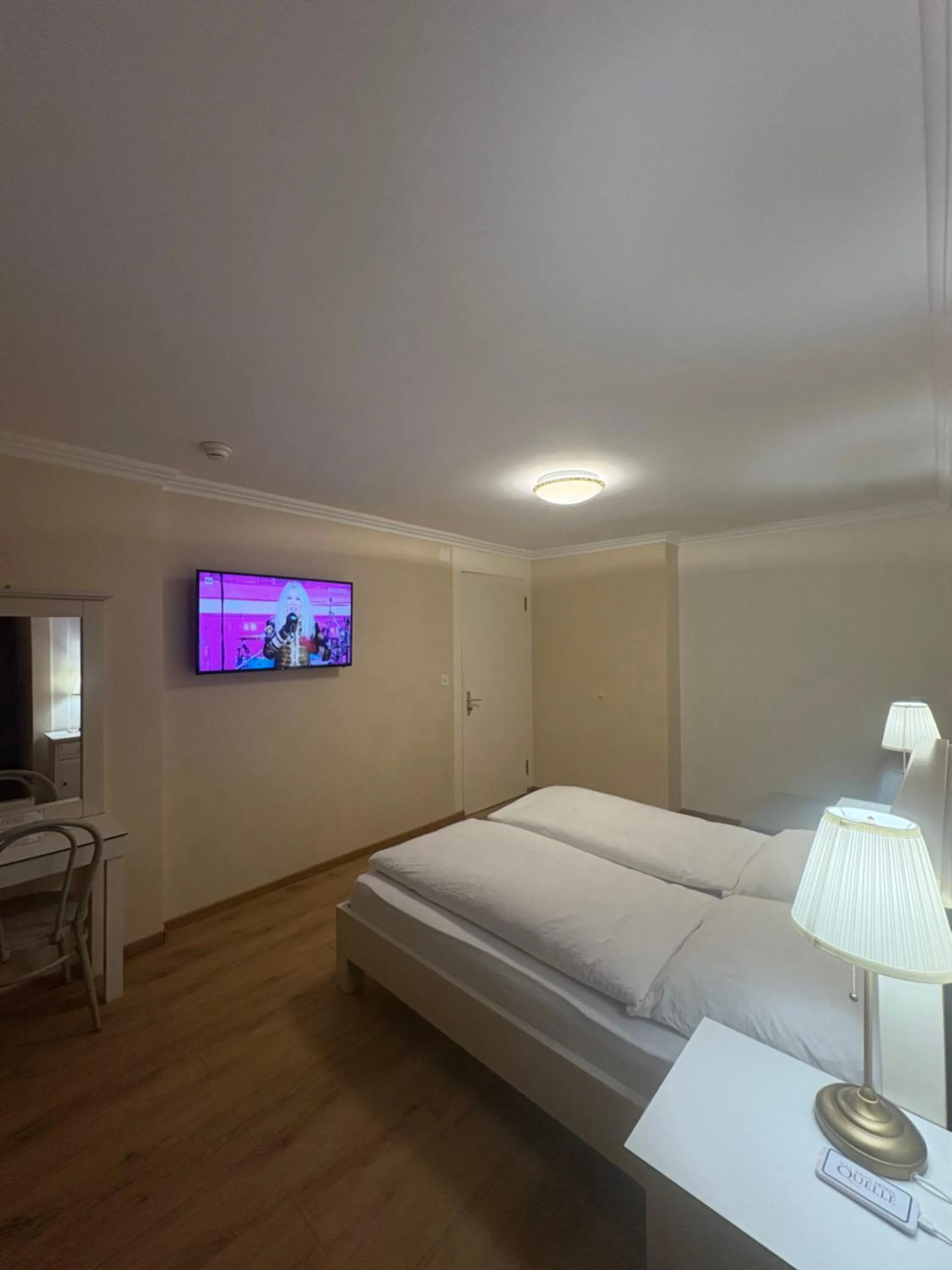 TV and multimedia, Bed in Esos Hotel Quelle