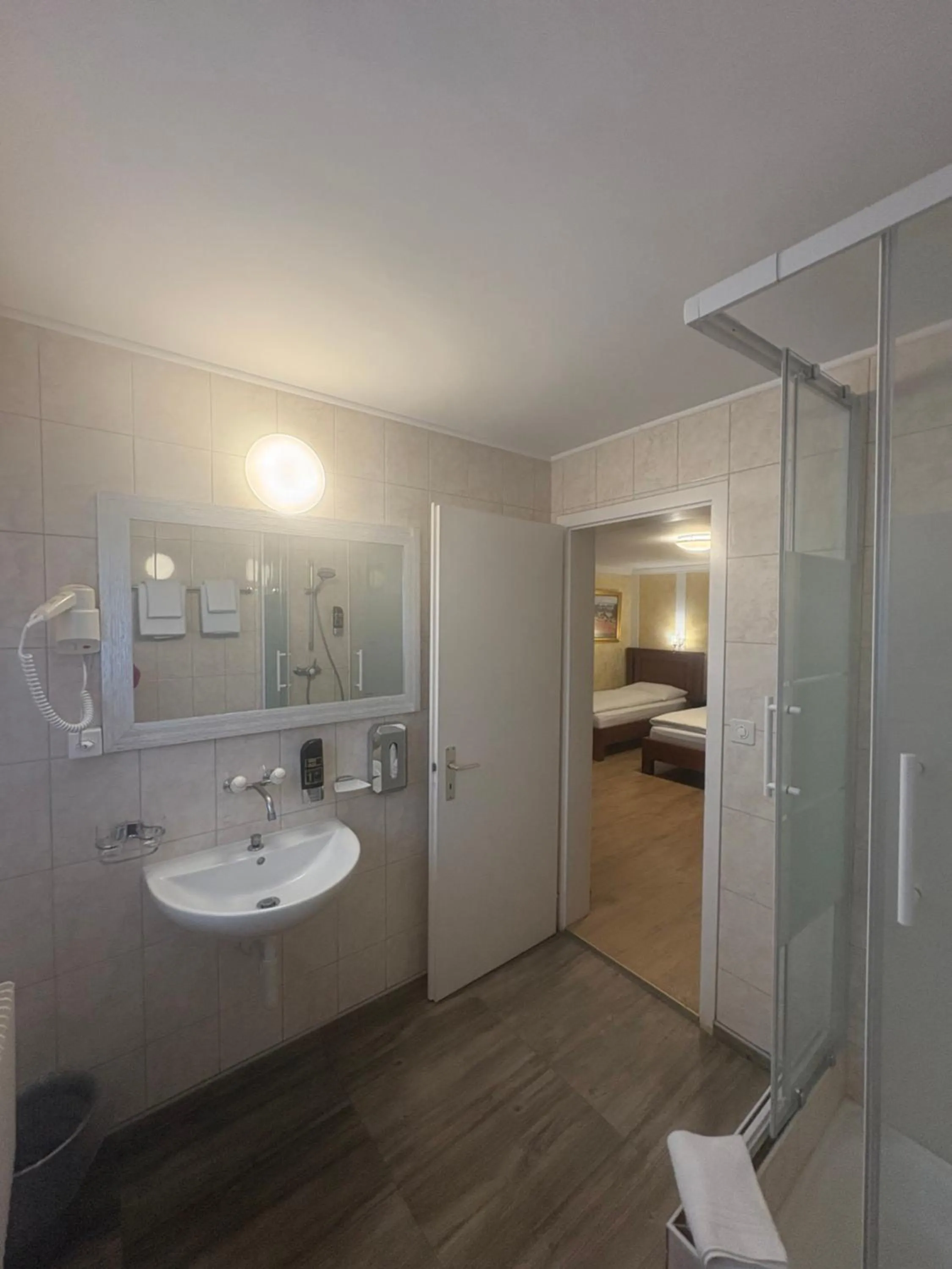 Bathroom, Bed in Esos Hotel Quelle