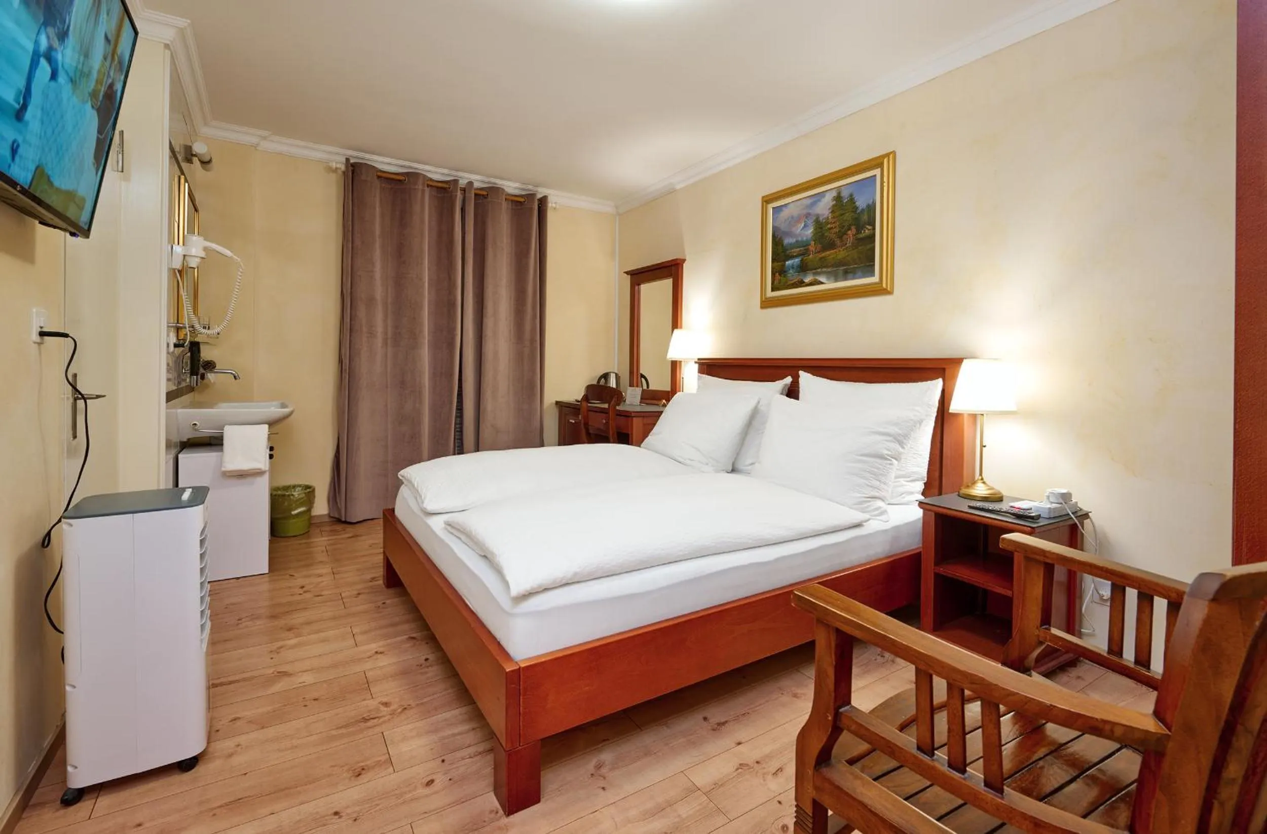 Photo of the whole room, Bed in Esos Hotel Quelle