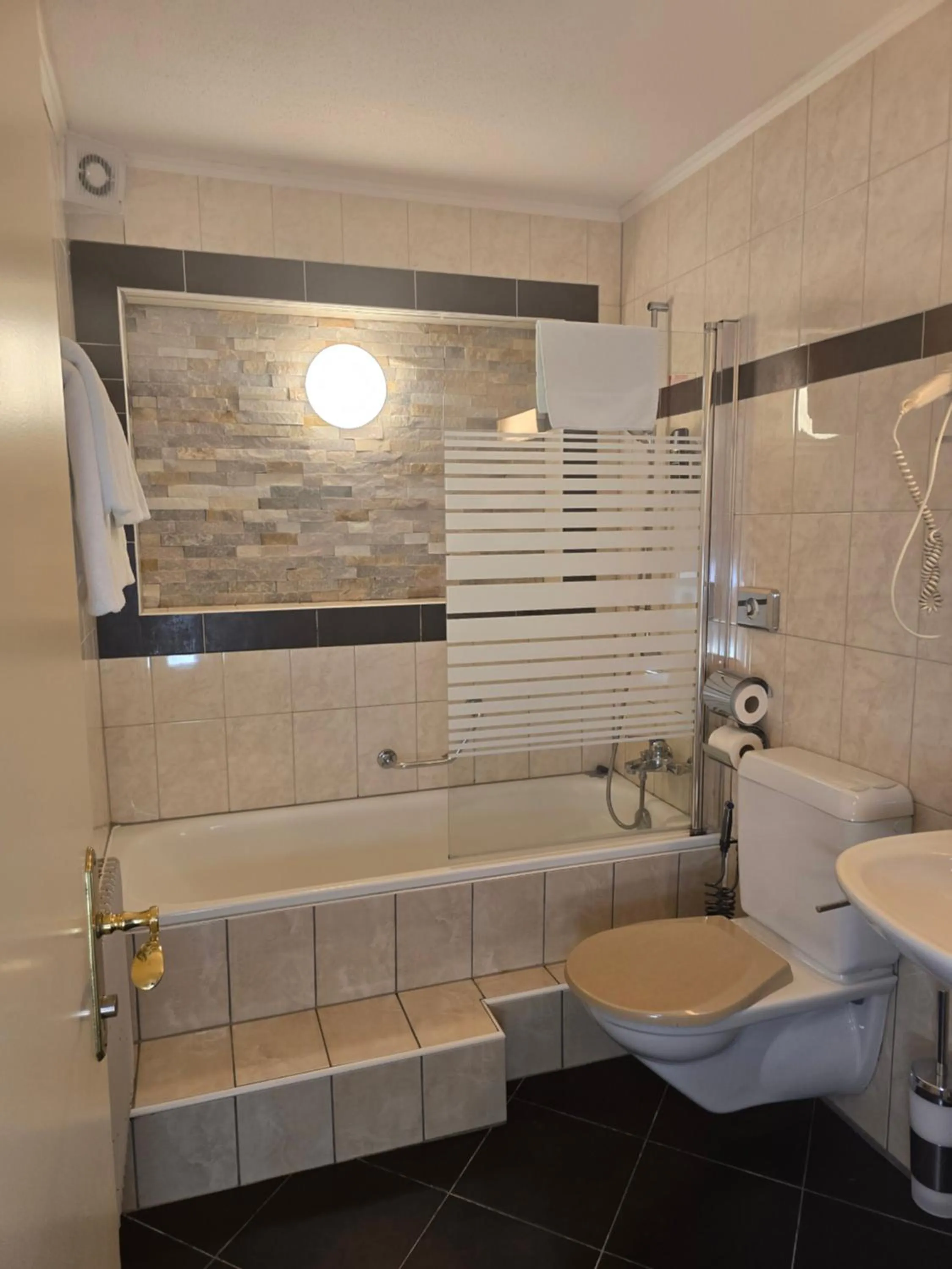 Shower in Esos Hotel Quelle