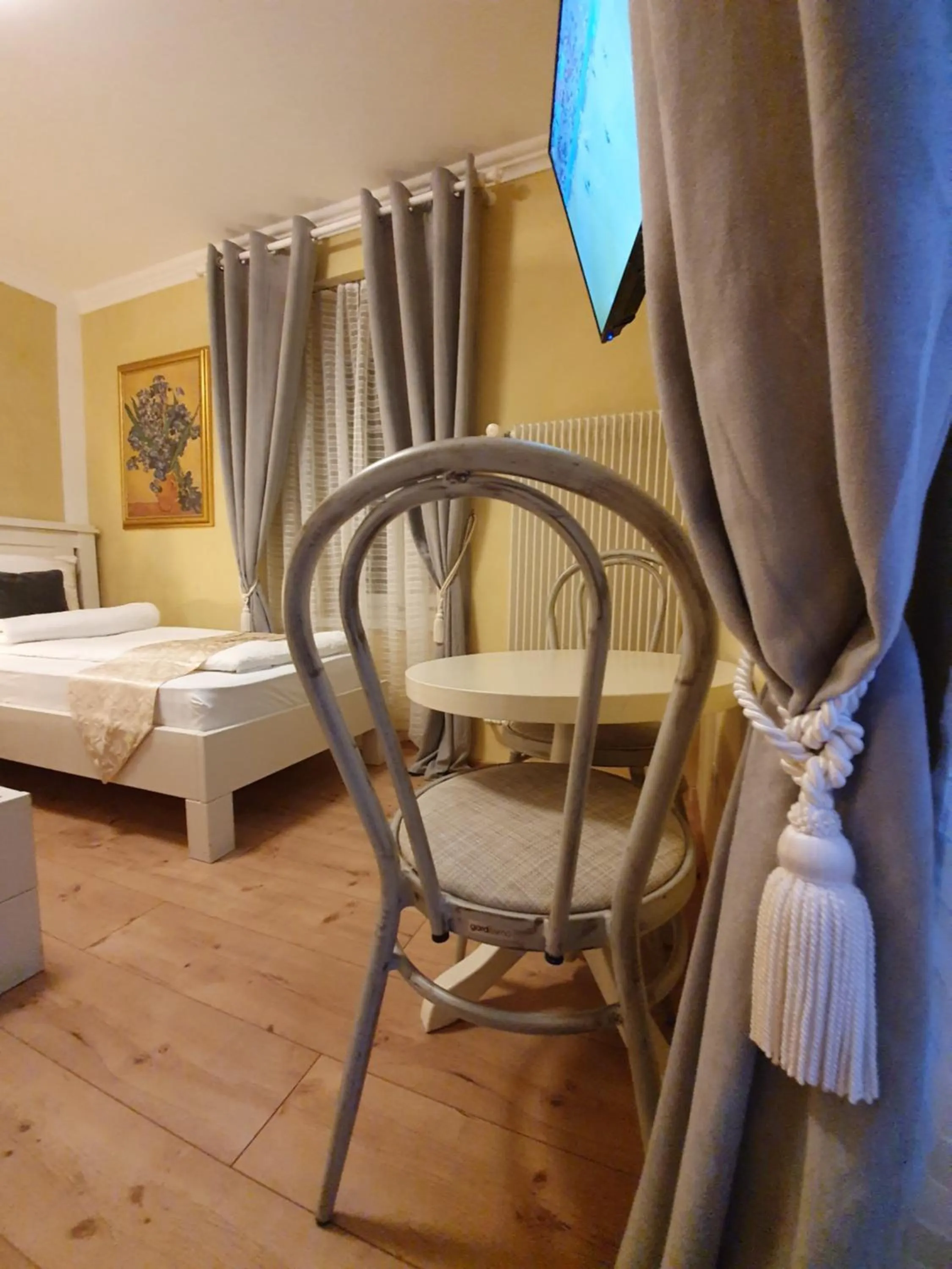 Seating area, Bed in Esos Hotel Quelle