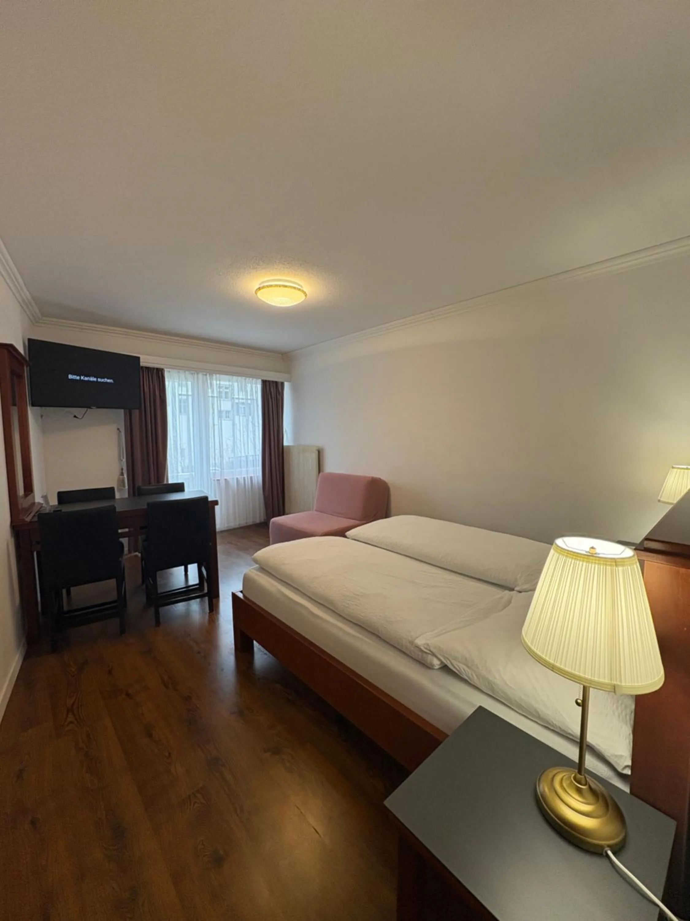 Property building, Bed in Esos Hotel Quelle