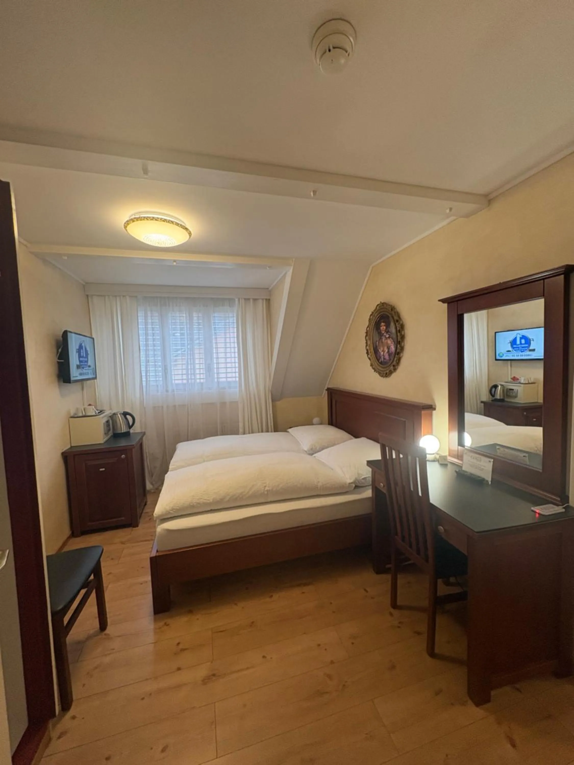 Property building, Bed in Esos Hotel Quelle