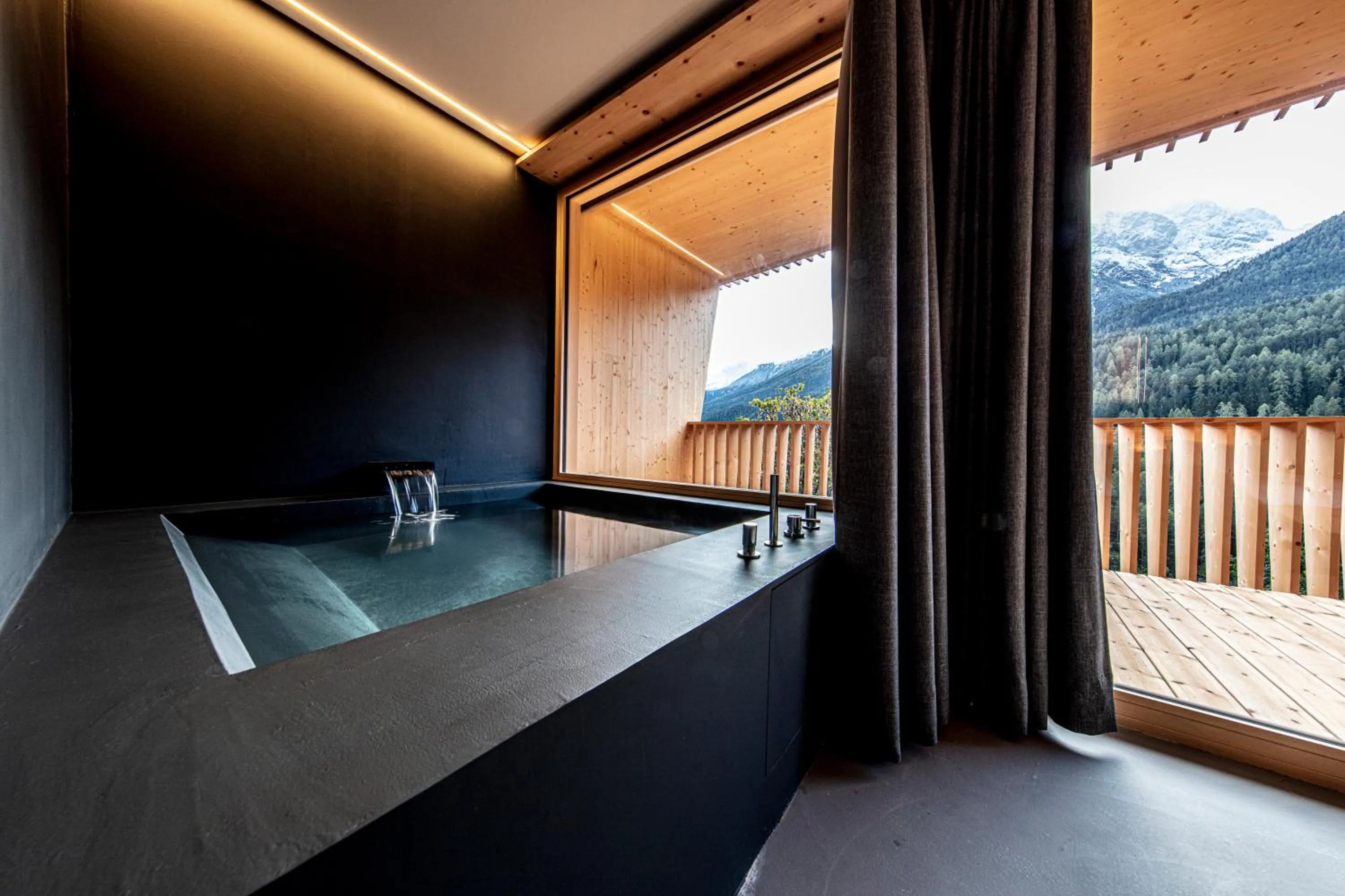 Balcony/Terrace in Hotel Arnica Scuol - Adults Only