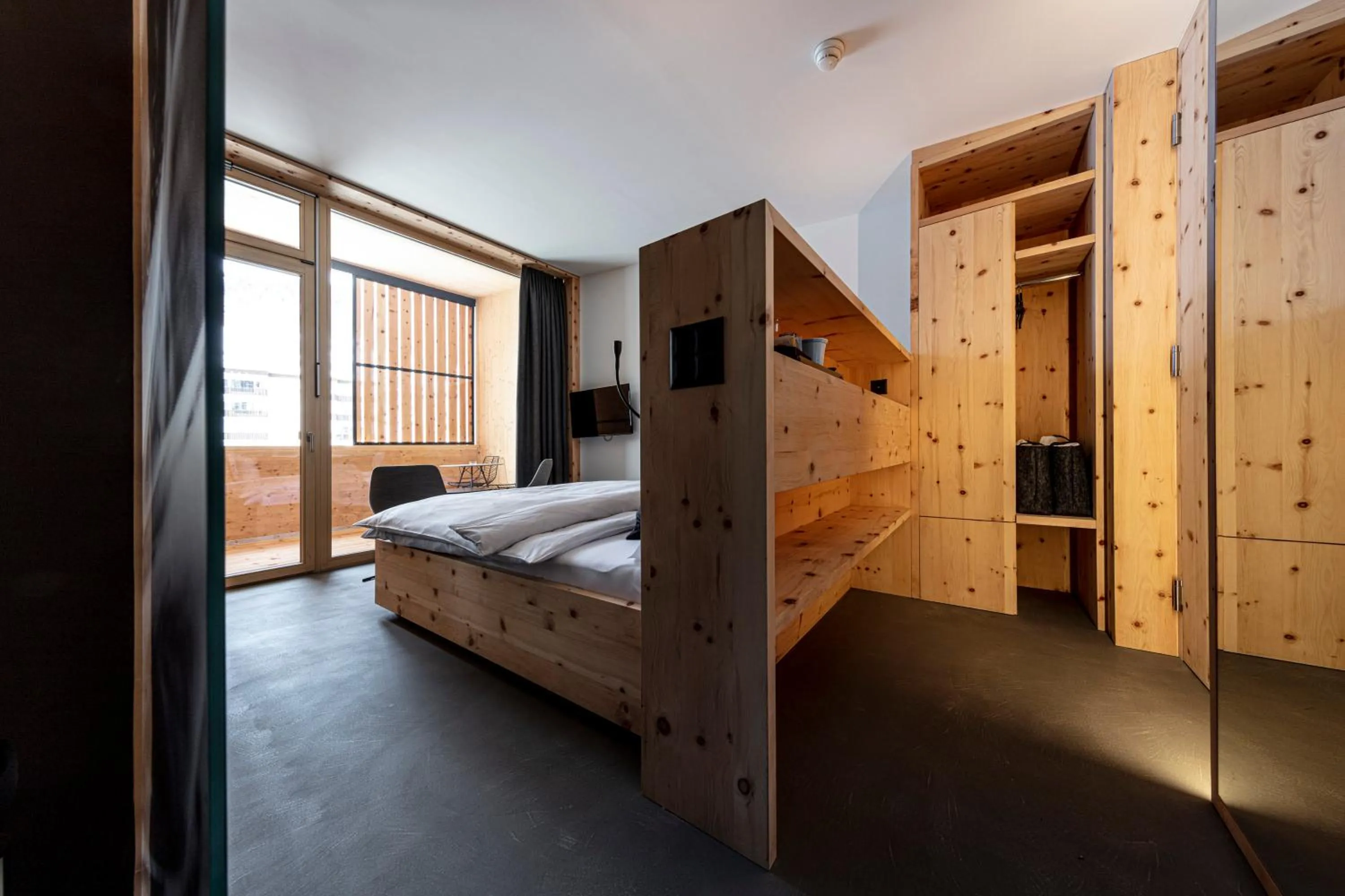 Photo of the whole room, Bed in Hotel Arnica Scuol - Adults Only