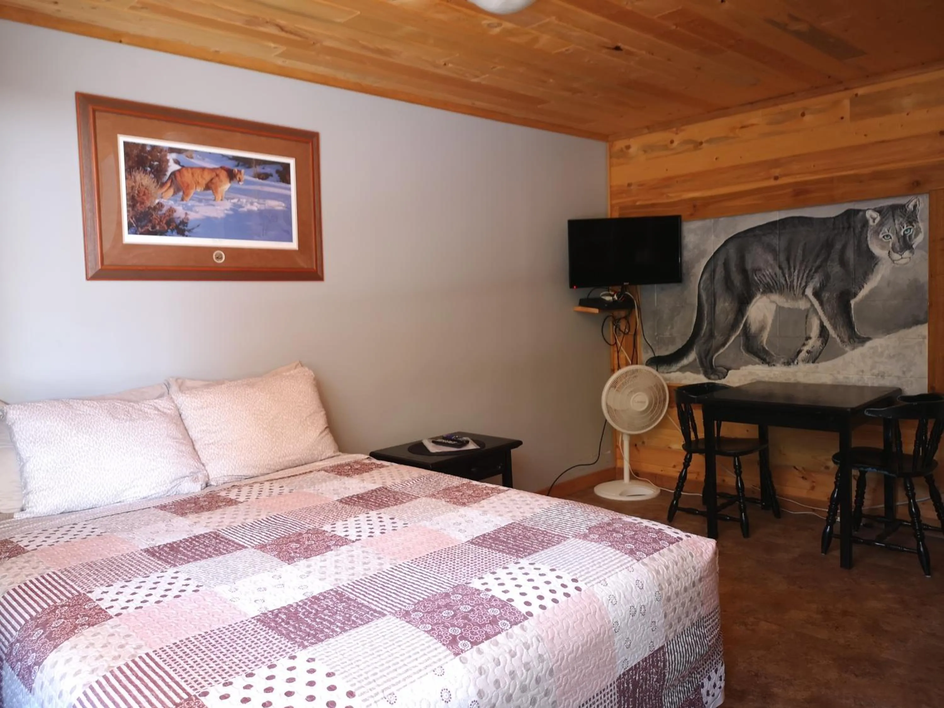 Bed in Overlook Inn & Cabins