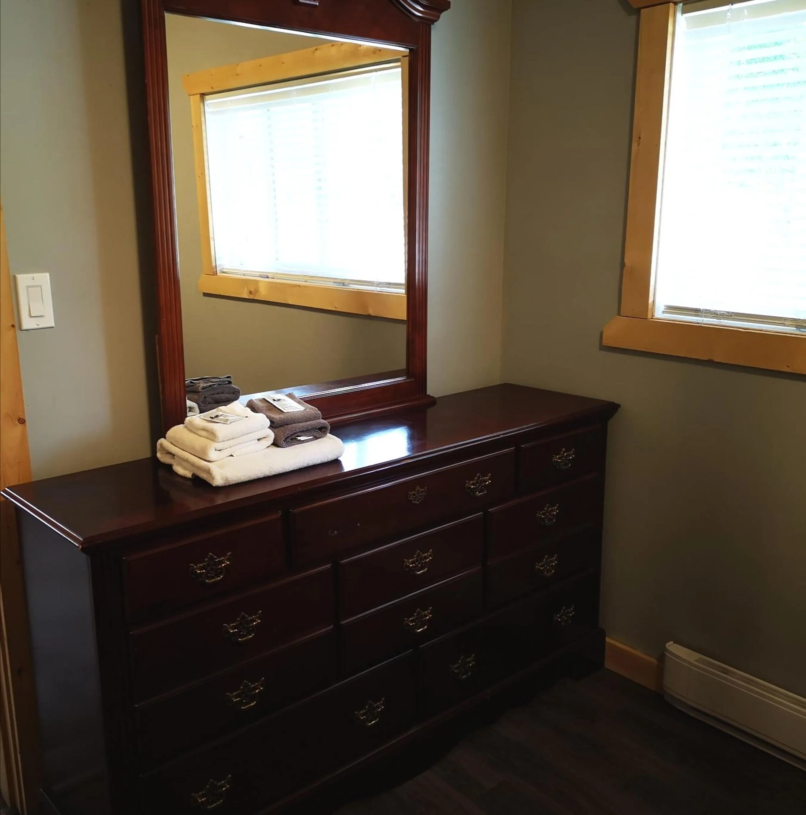 hair dresser, Bed in Overlook Inn & Cabins