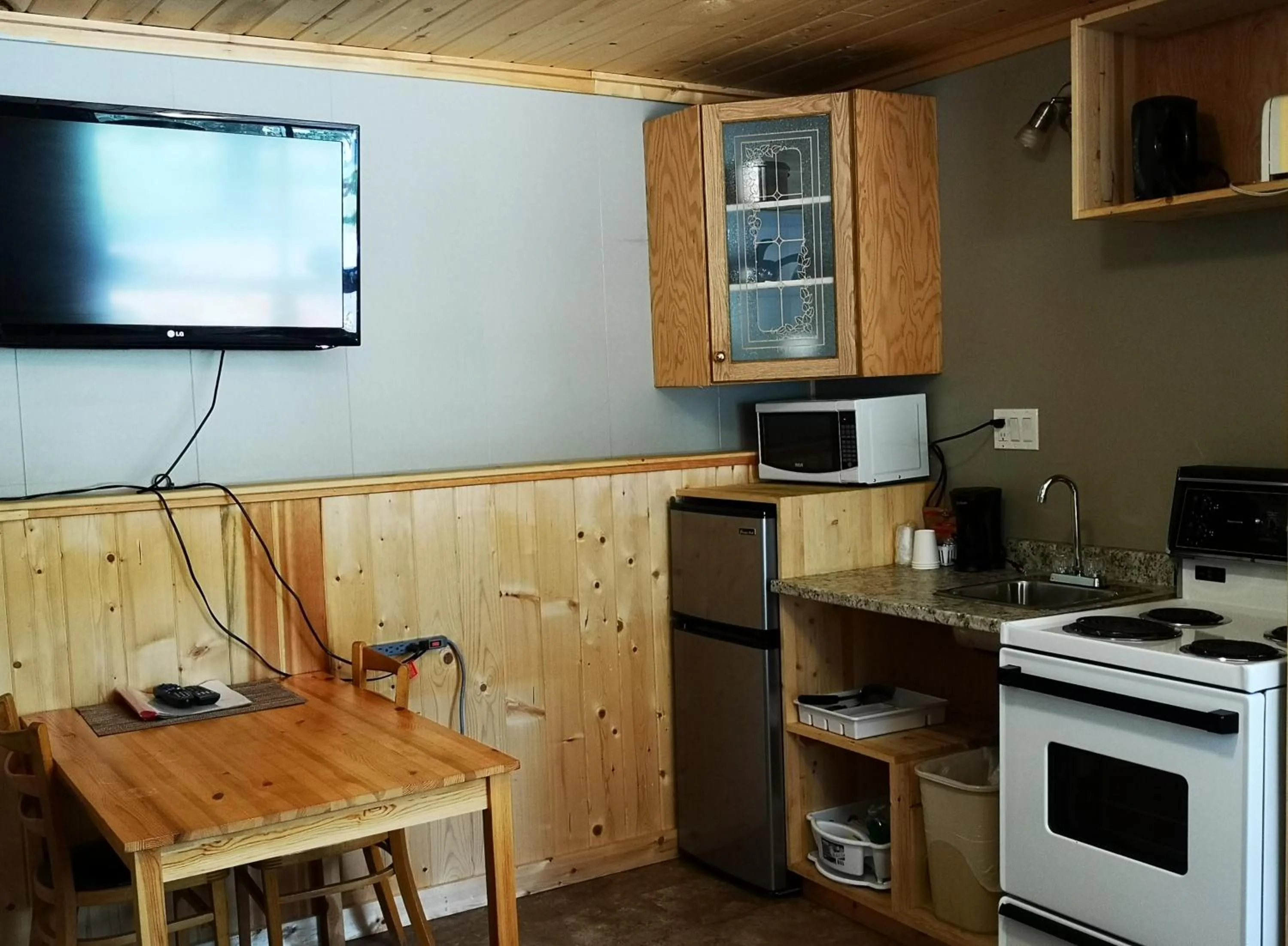 Kitchen or kitchenette in Overlook Inn & Cabins