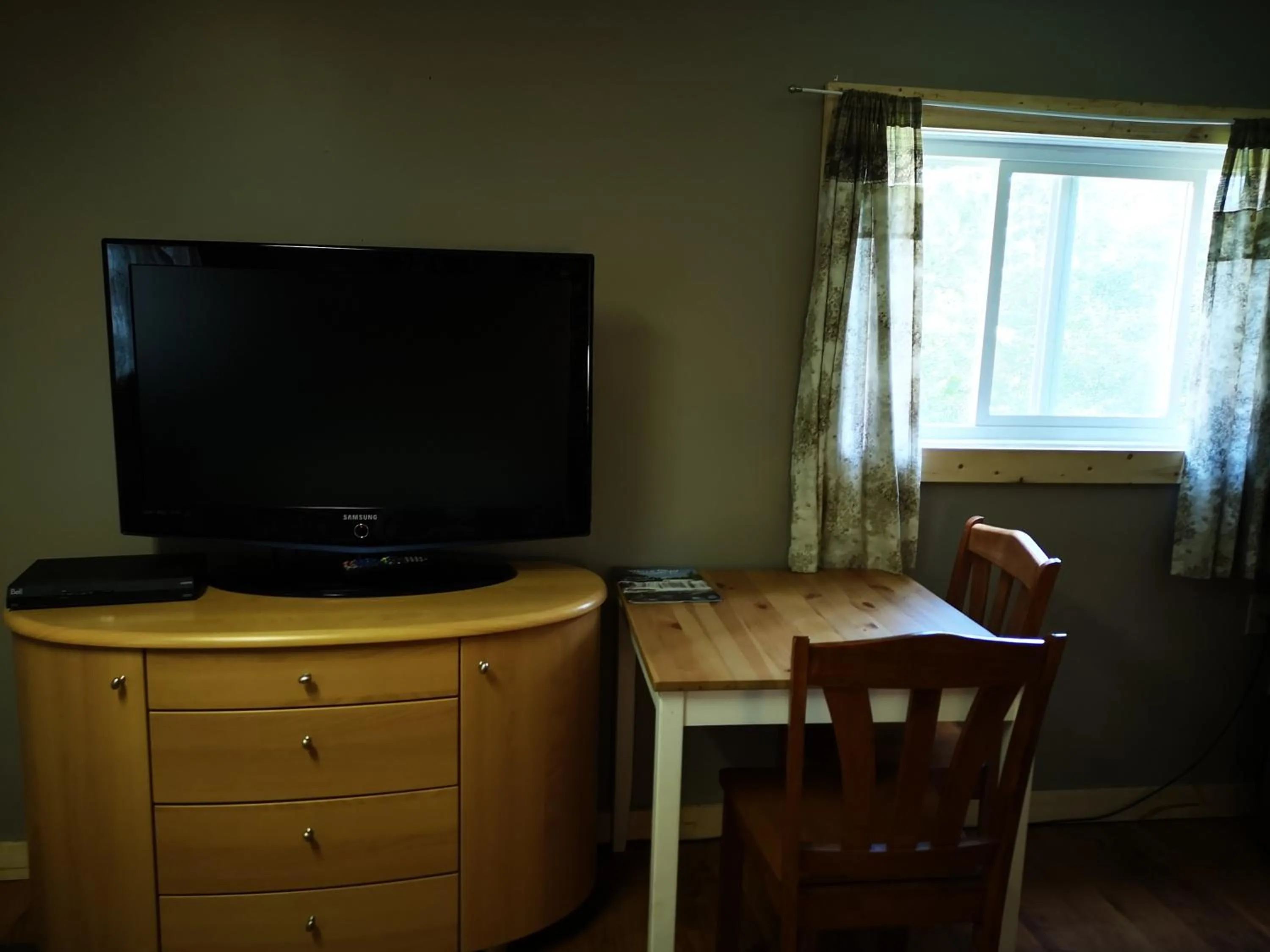 TV and multimedia in Overlook Inn & Cabins