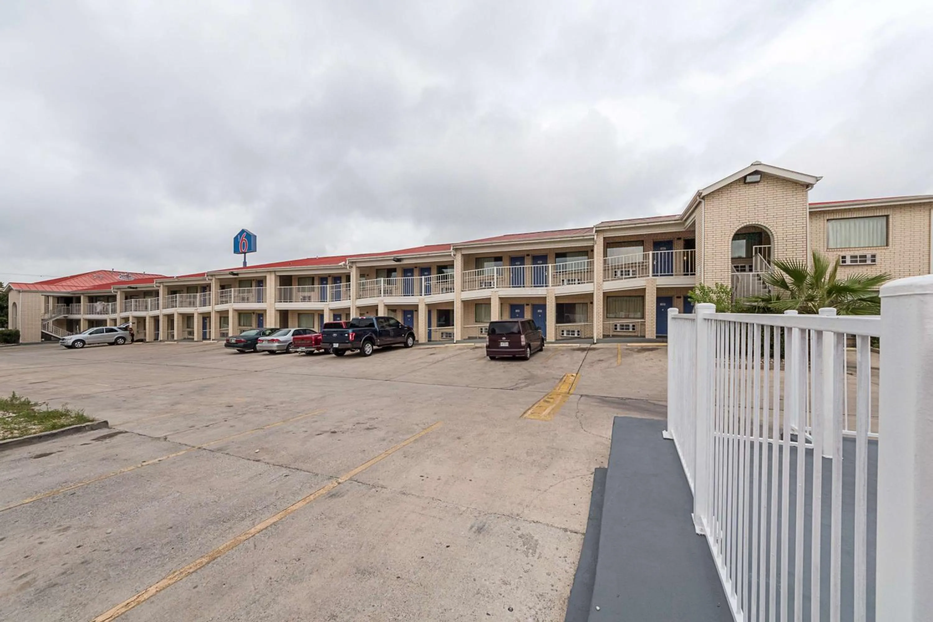 Property building in Motel 6-San Antonio, TX - Fiesta Trails