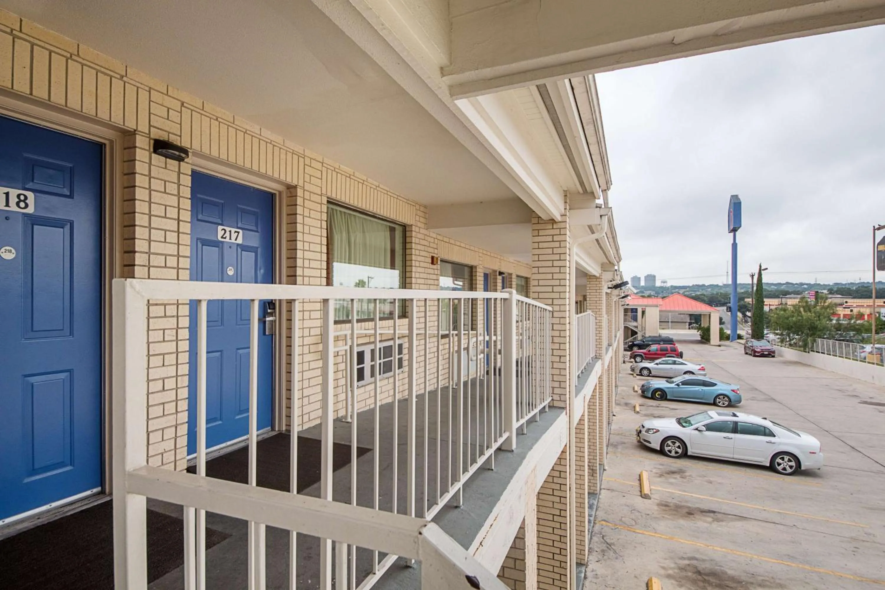 Property building in Motel 6-San Antonio, TX - Fiesta Trails