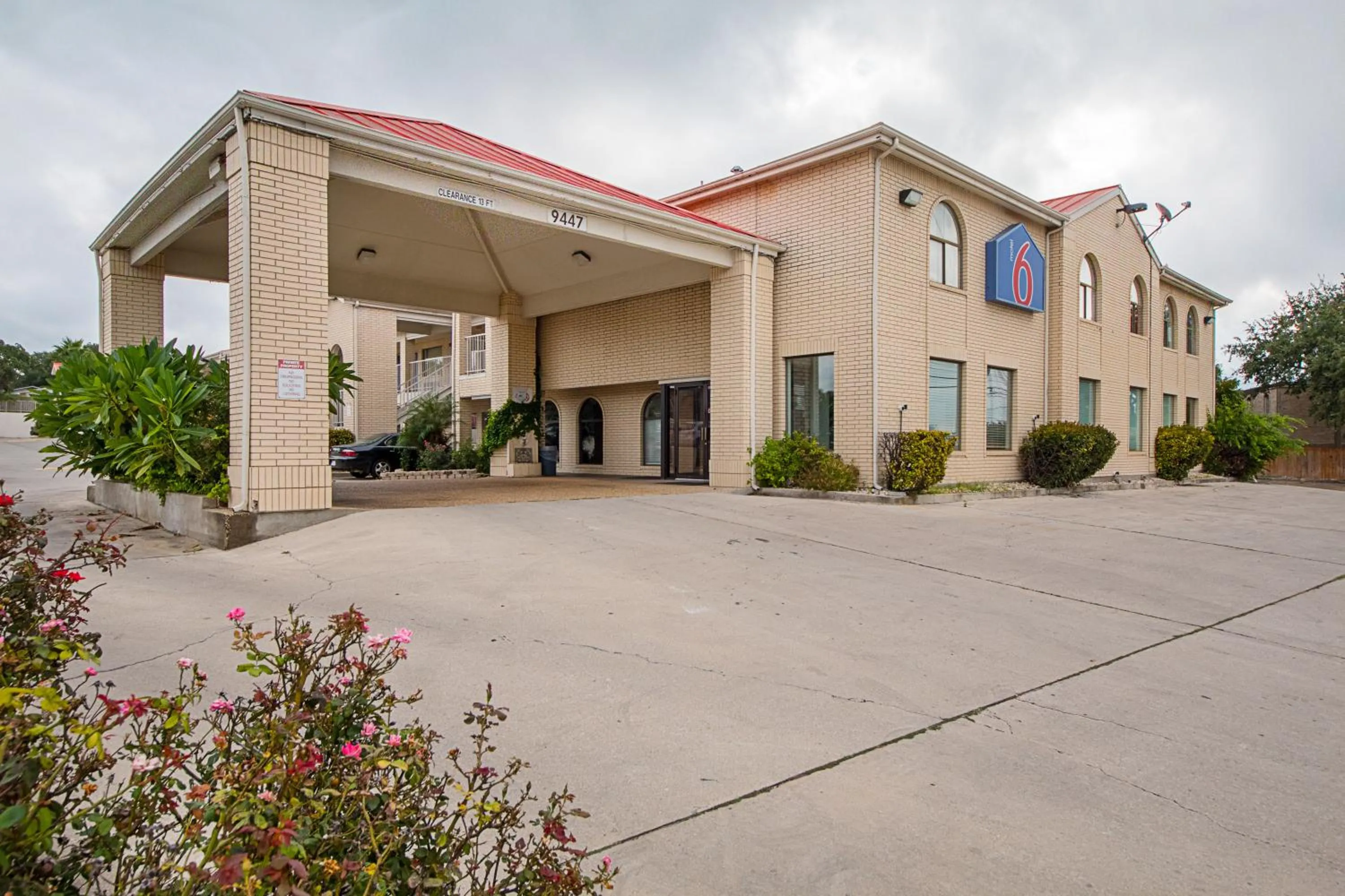 Facade/entrance in Motel 6-San Antonio, TX - Fiesta Trails