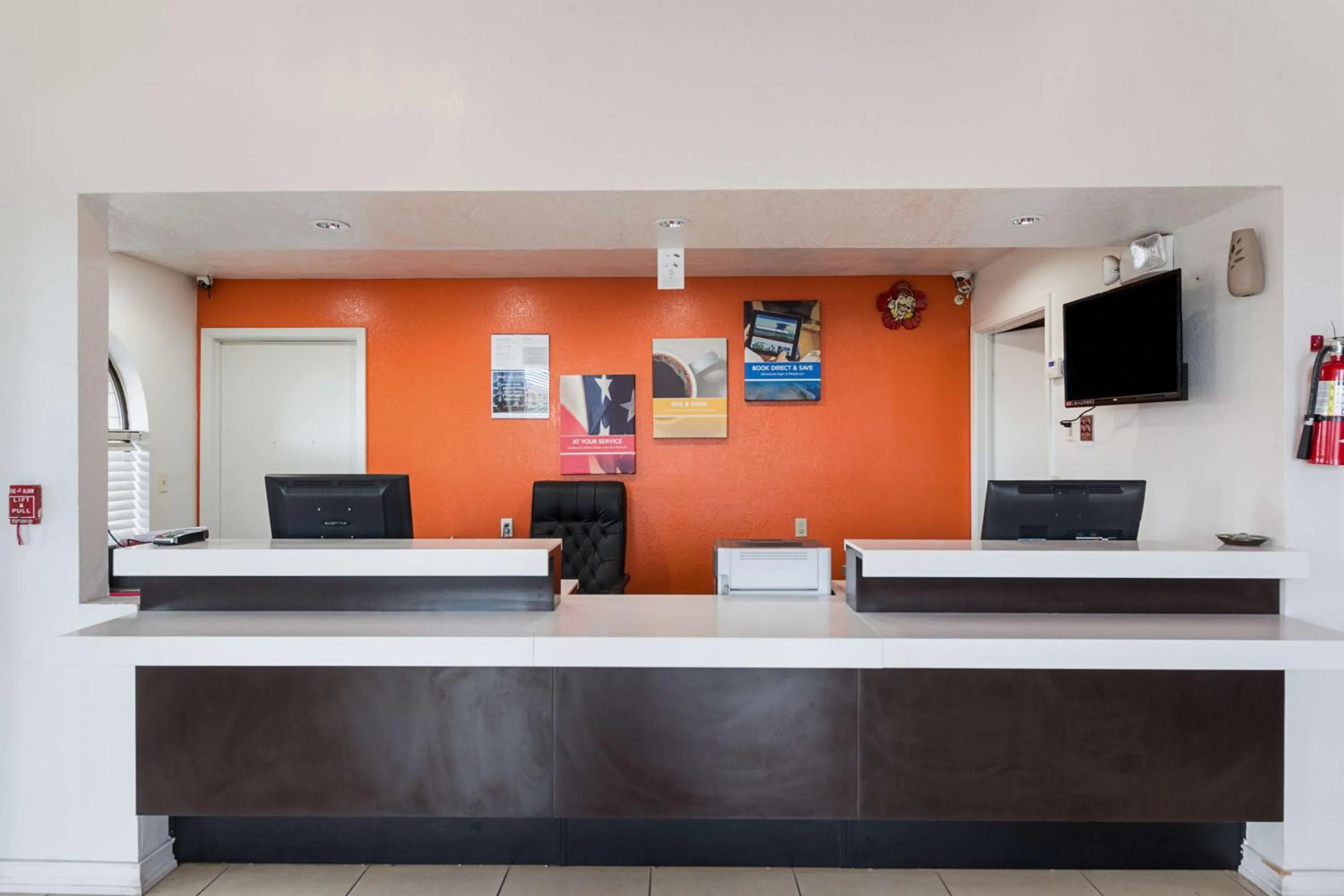 Communal lounge/ TV room in Motel 6-San Antonio, TX - Fiesta Trails