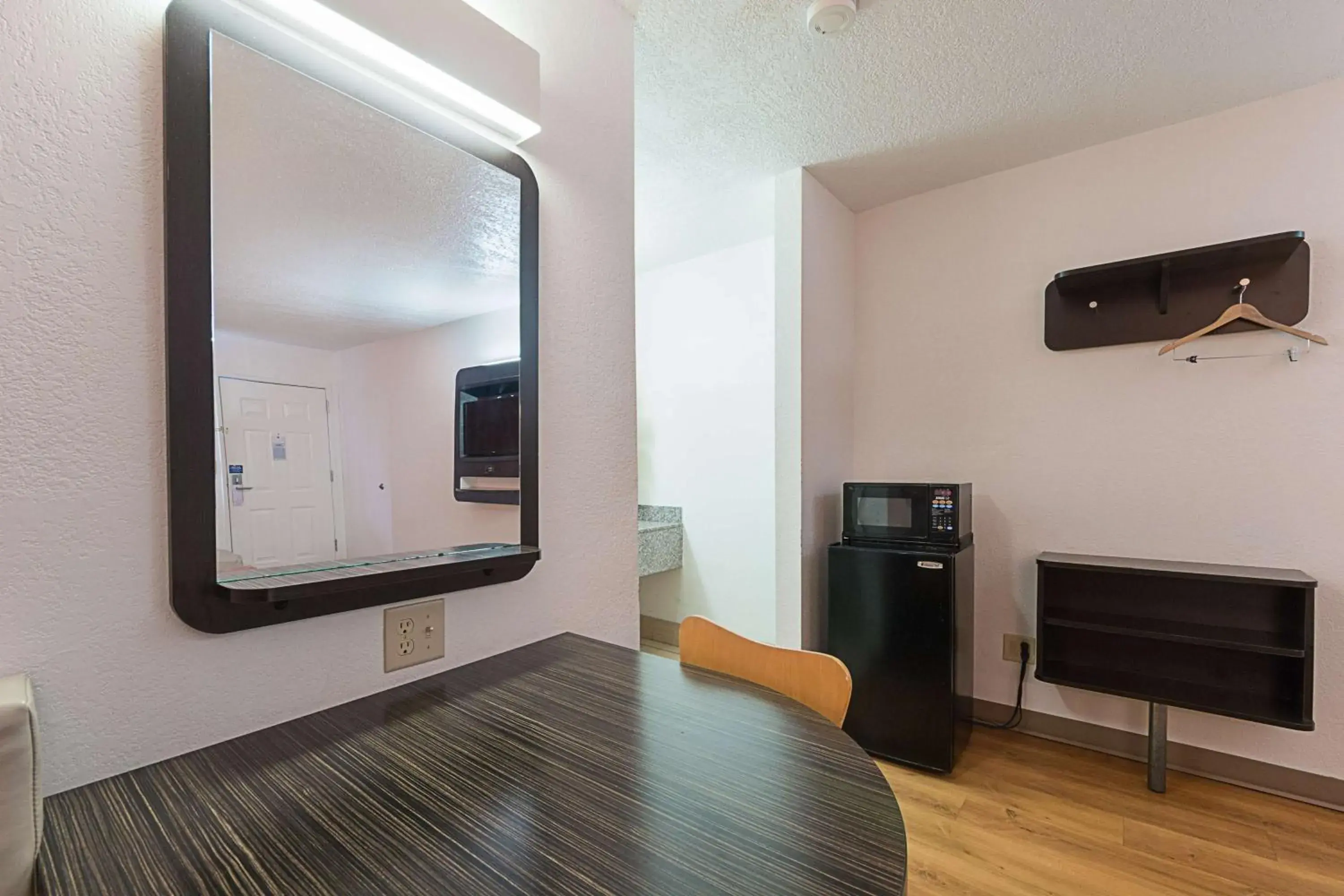 Deluxe King Room - Non-Smoking in Motel 6-San Antonio, TX - Fiesta Trails Deluxe King Room - Non-Smoking in Motel 6-San Antonio, TX - Fiesta Trails