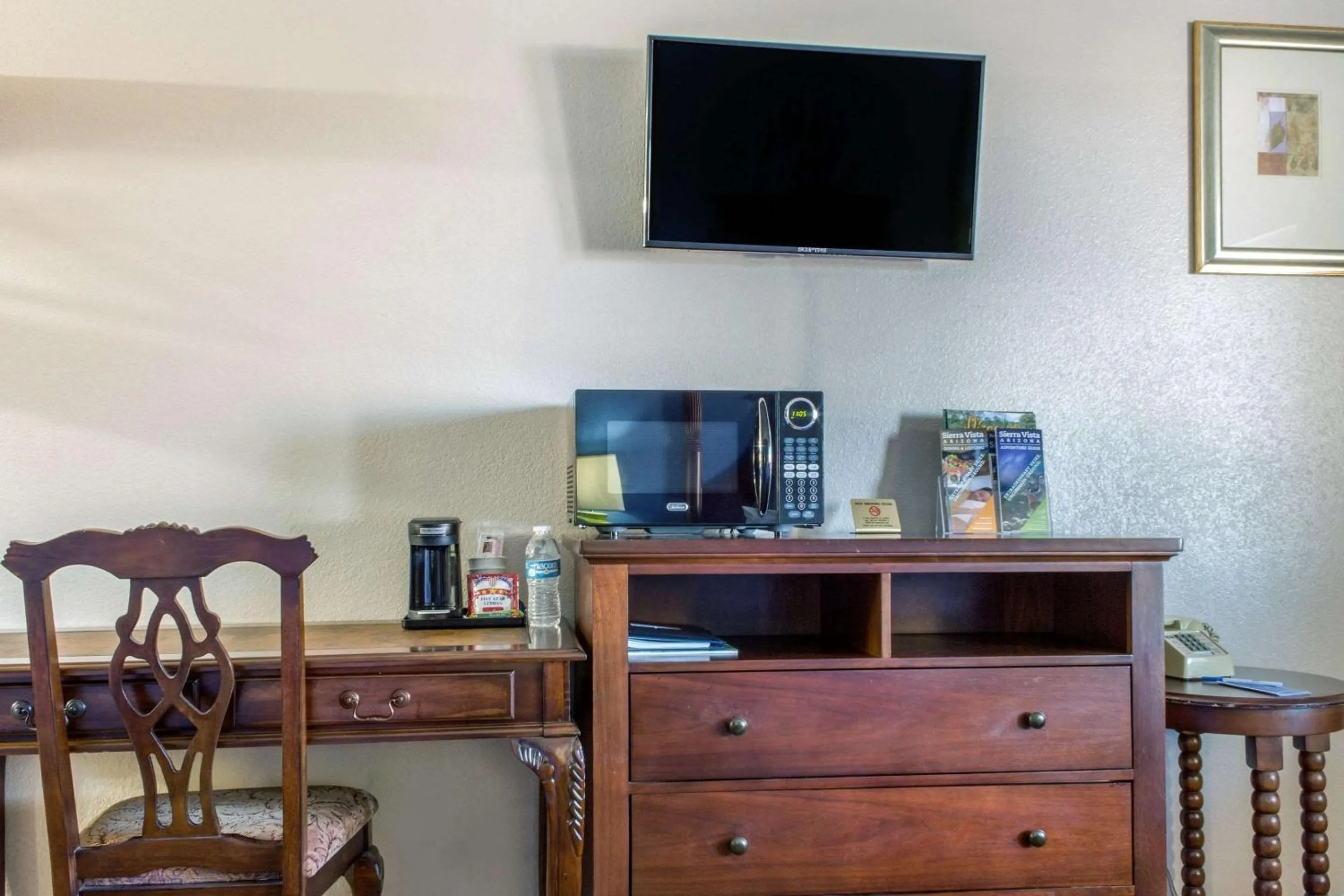 Bedroom in Rodeway Inn near Ft Huachuca