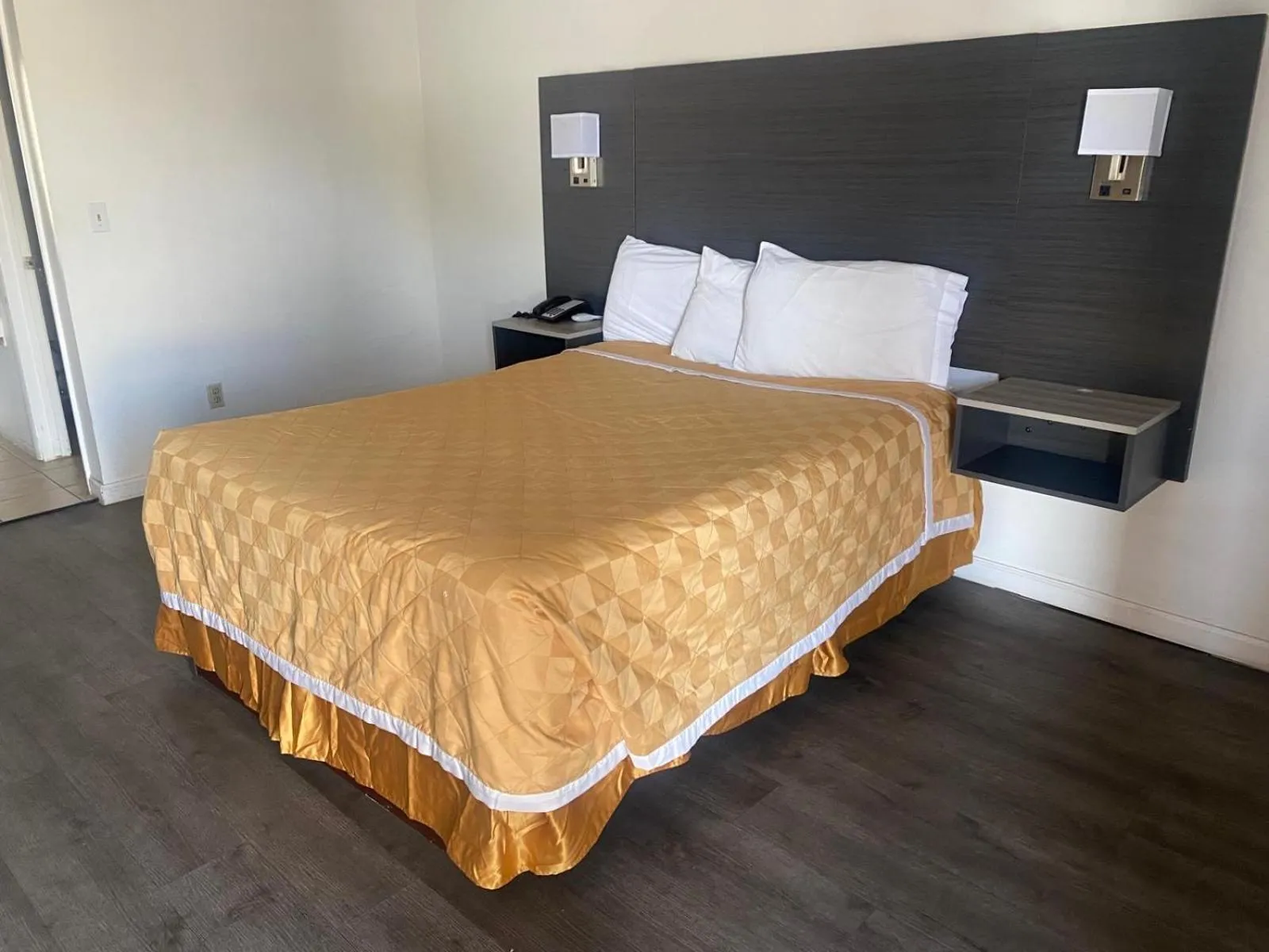 Bed in Windsor Inn Lake Havasu City