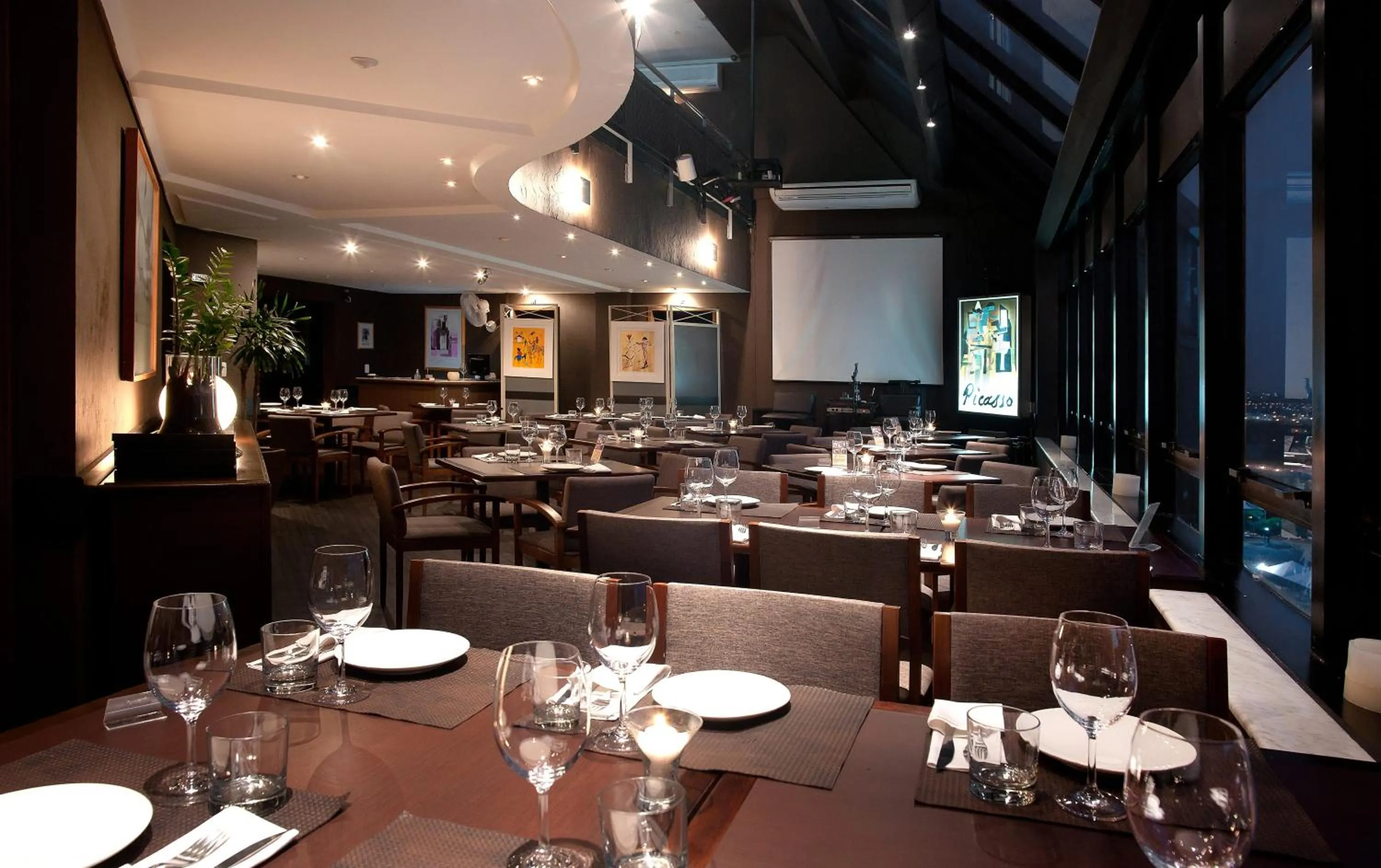 Restaurant/places to eat in Central Park Hotel by Bourbon