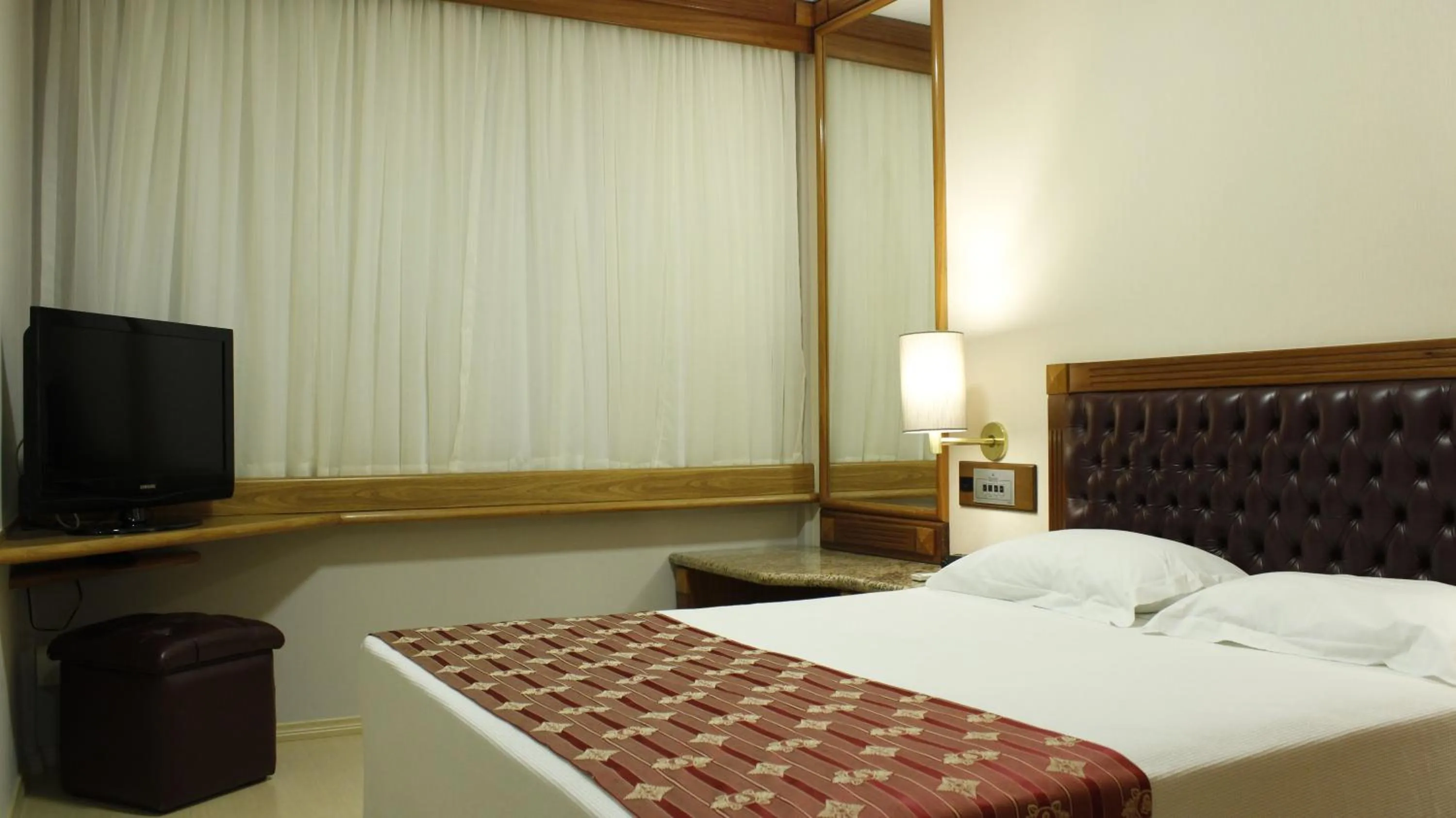 Photo of the whole room, Bed in Bourbon Londrina Hotel