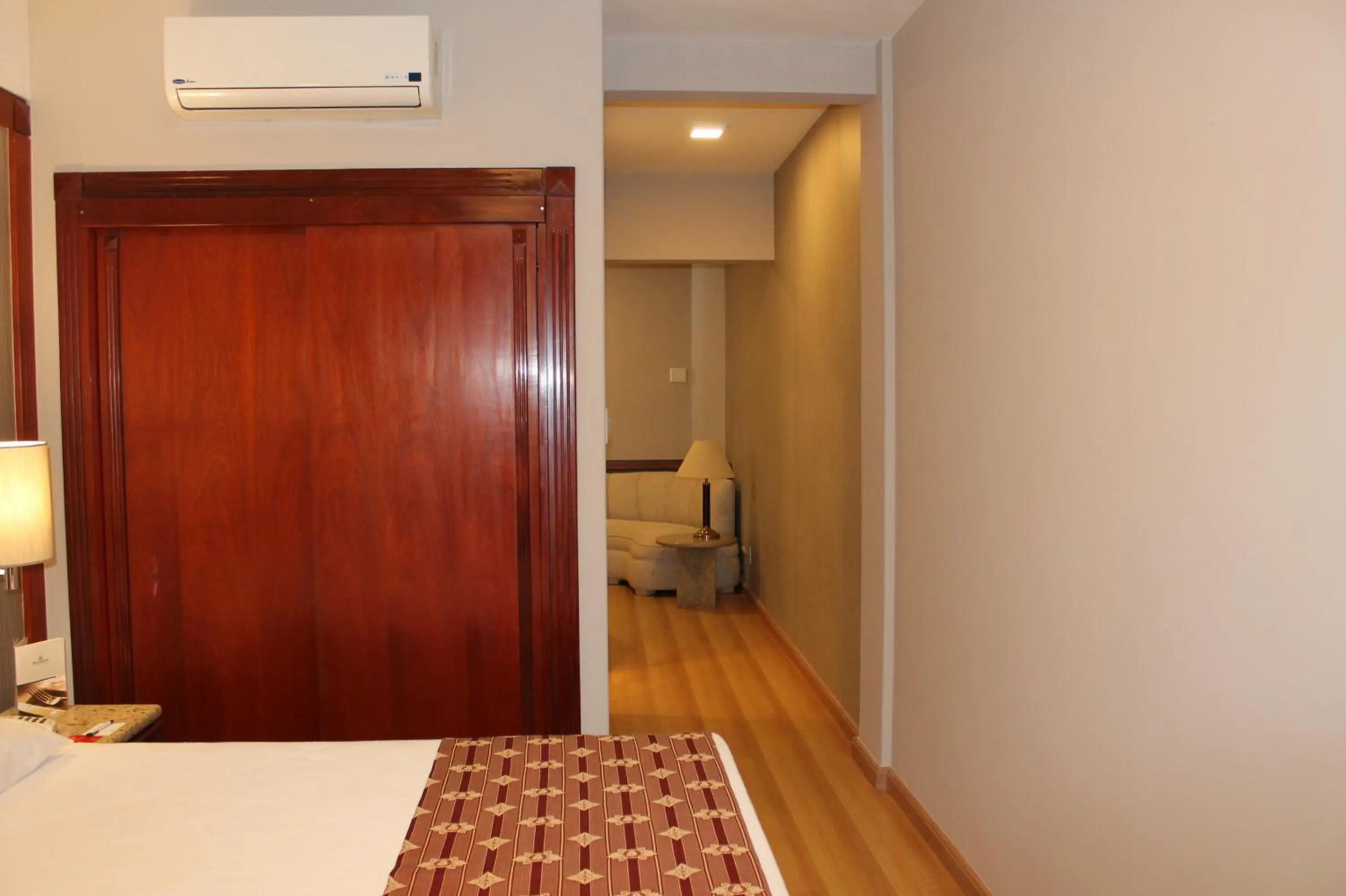 Photo of the whole room, Bed in Bourbon Londrina Hotel