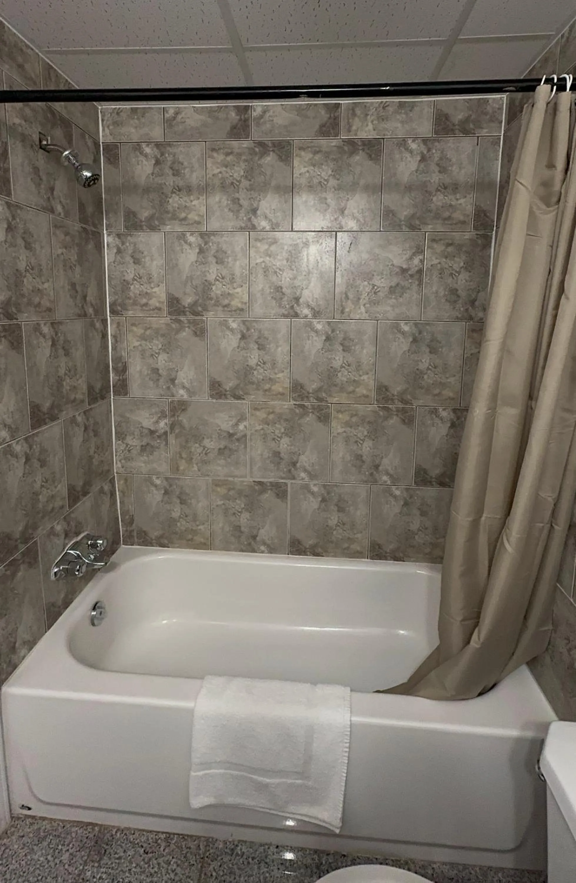 Bath in Empress Inn and Suites by the Falls