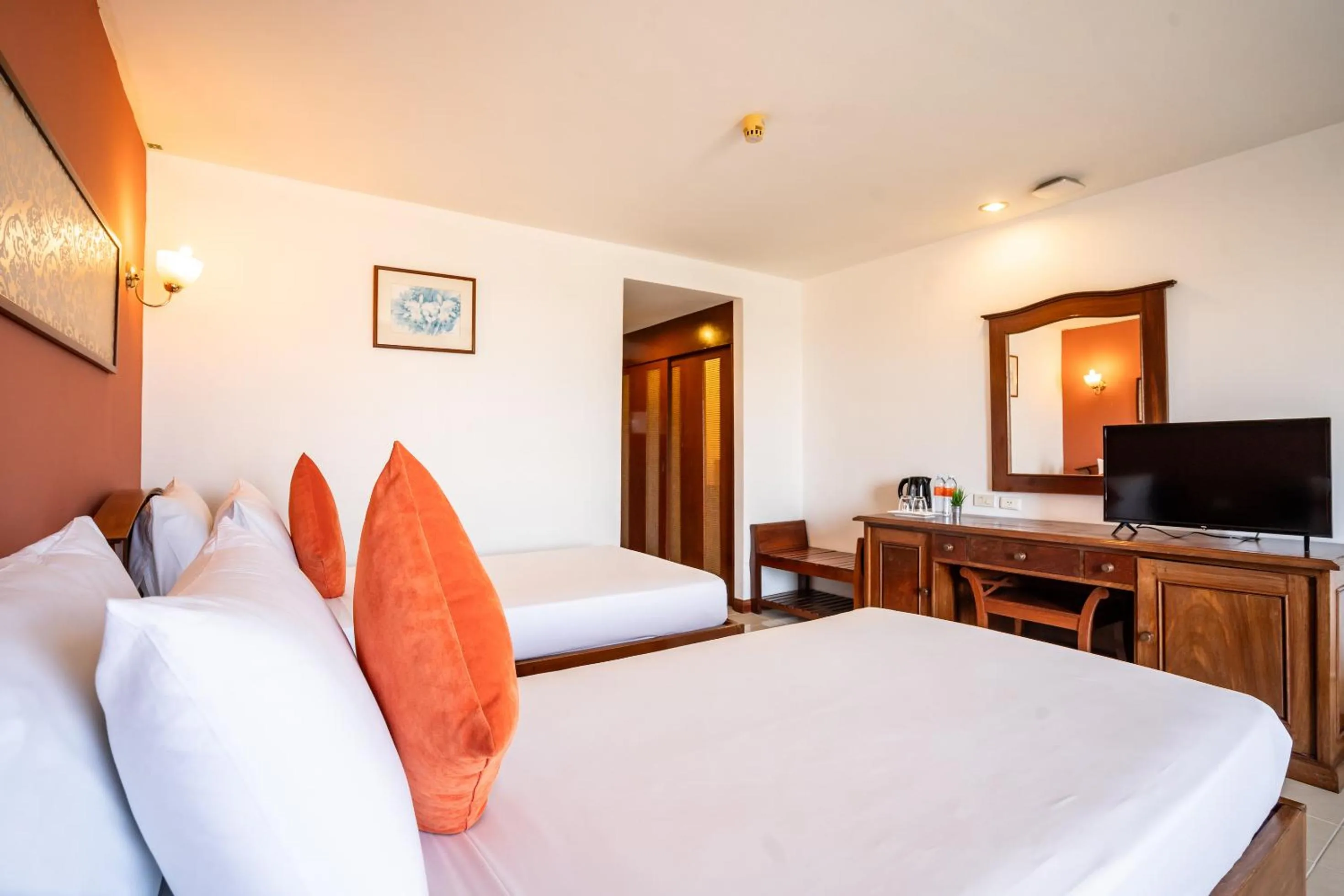 Photo of the whole room, Bed in JP Villa Pattaya