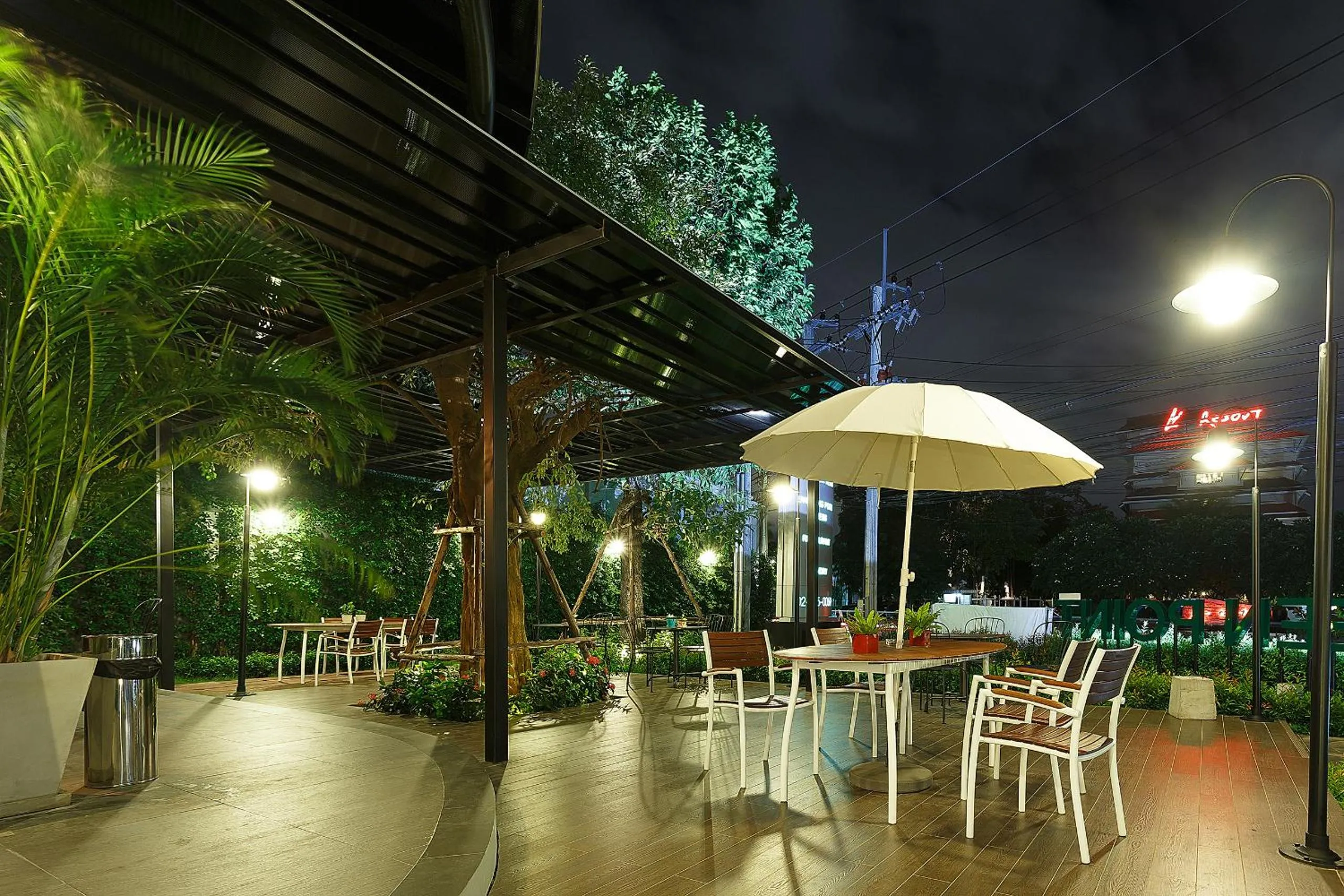 Restaurant/places to eat in Green Point Residence Hotel