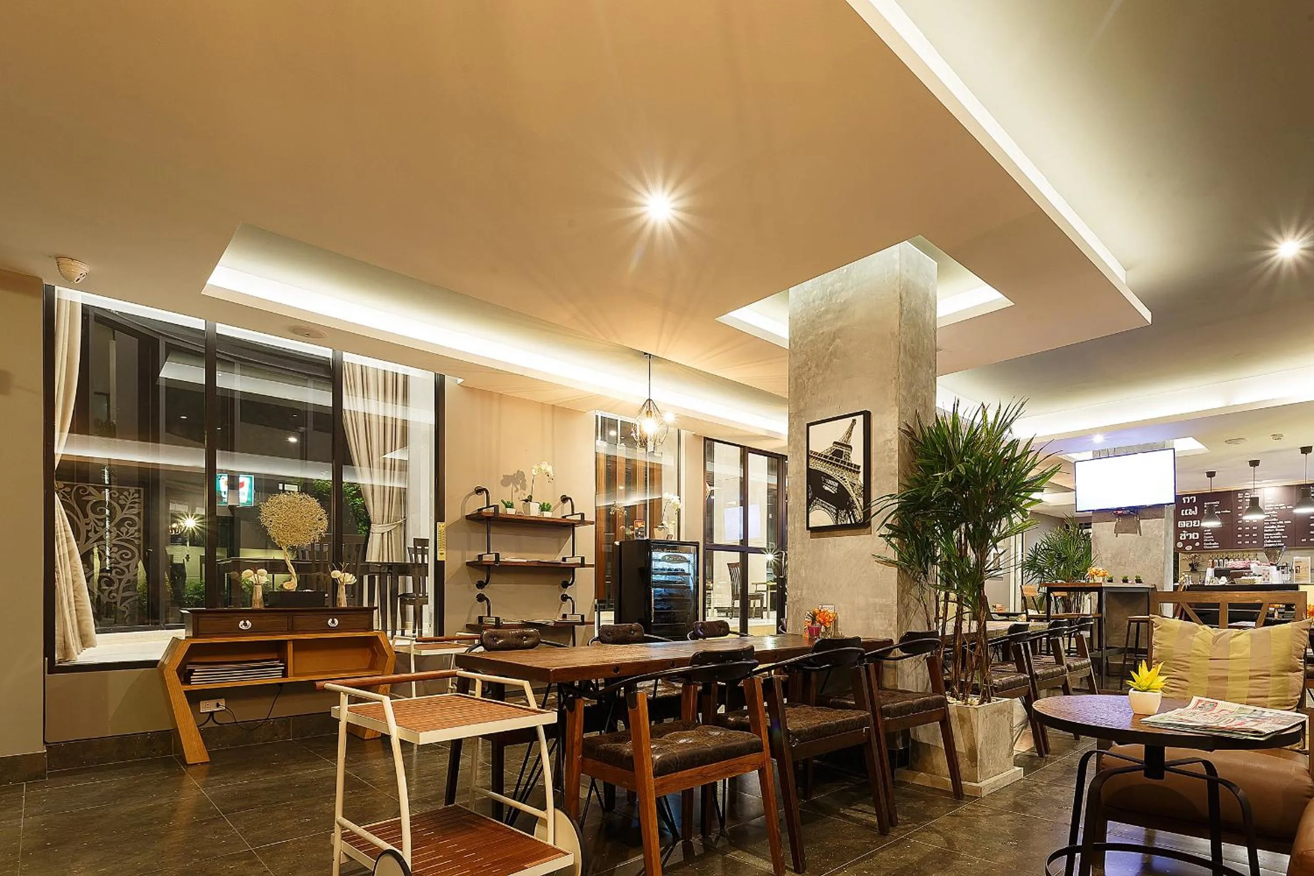 Restaurant/places to eat in Green Point Residence Hotel