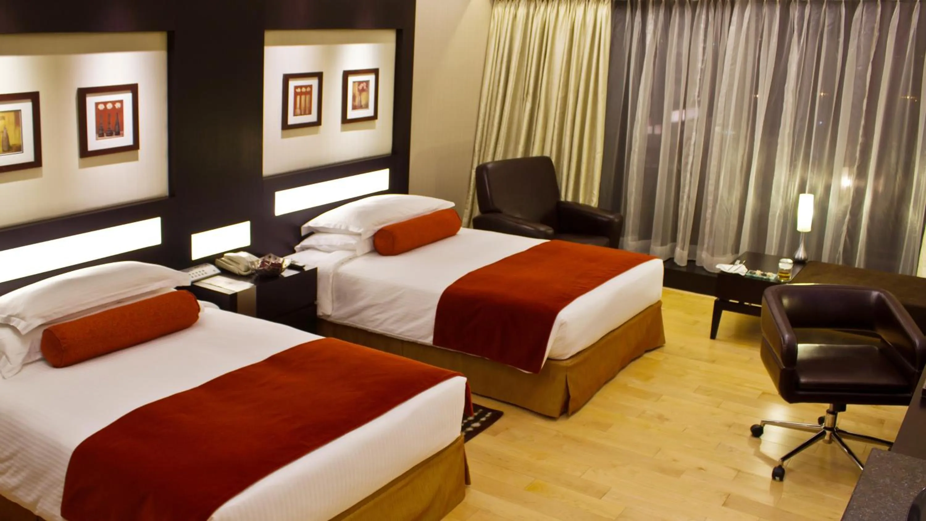 Photo of the whole room, Bed in The Oterra