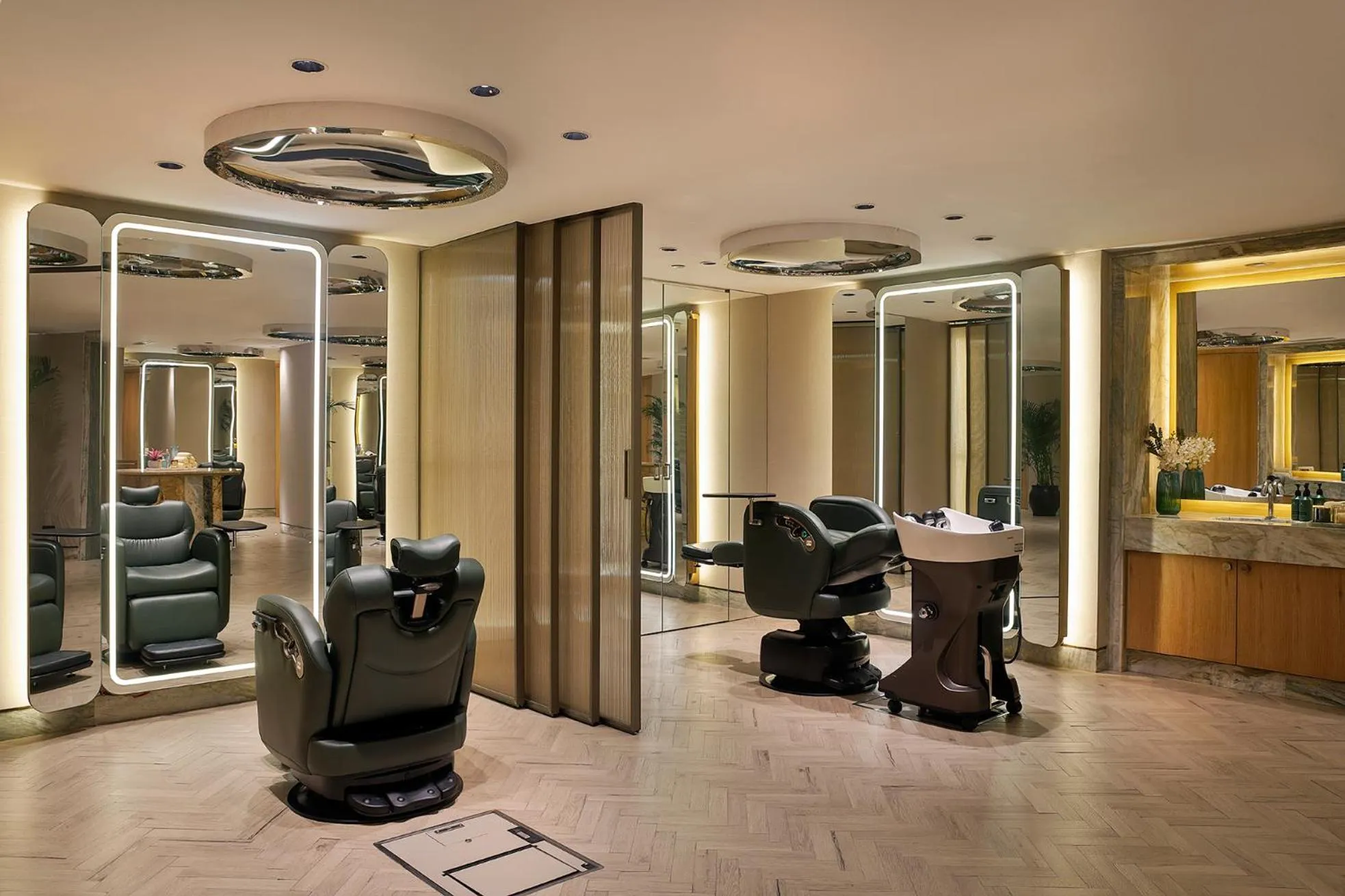 hair dresser in Shangri-La Eros New Delhi
