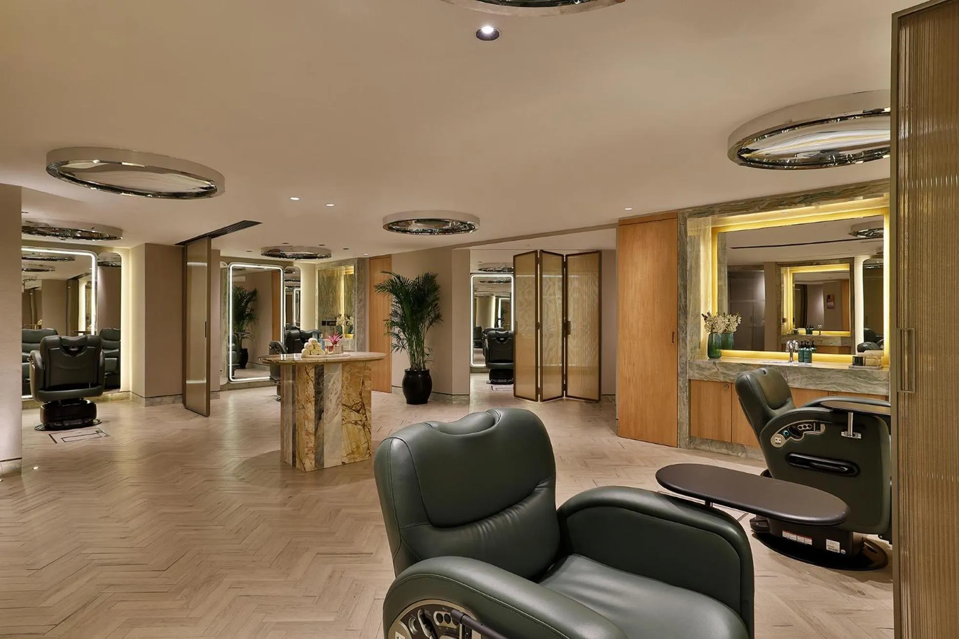 hair dresser in Shangri-La Eros New Delhi