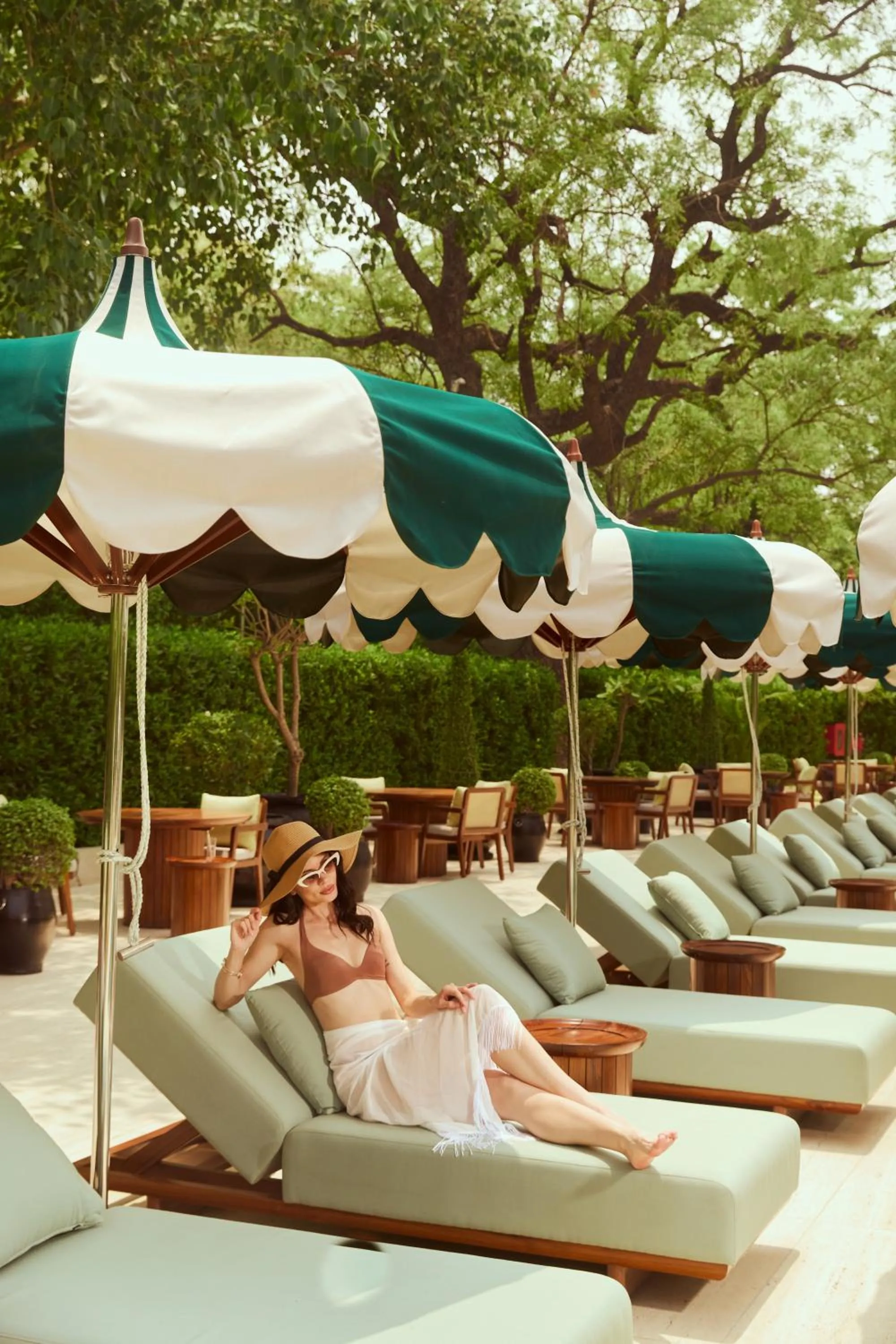 Swimming pool in Shangri-La Eros New Delhi