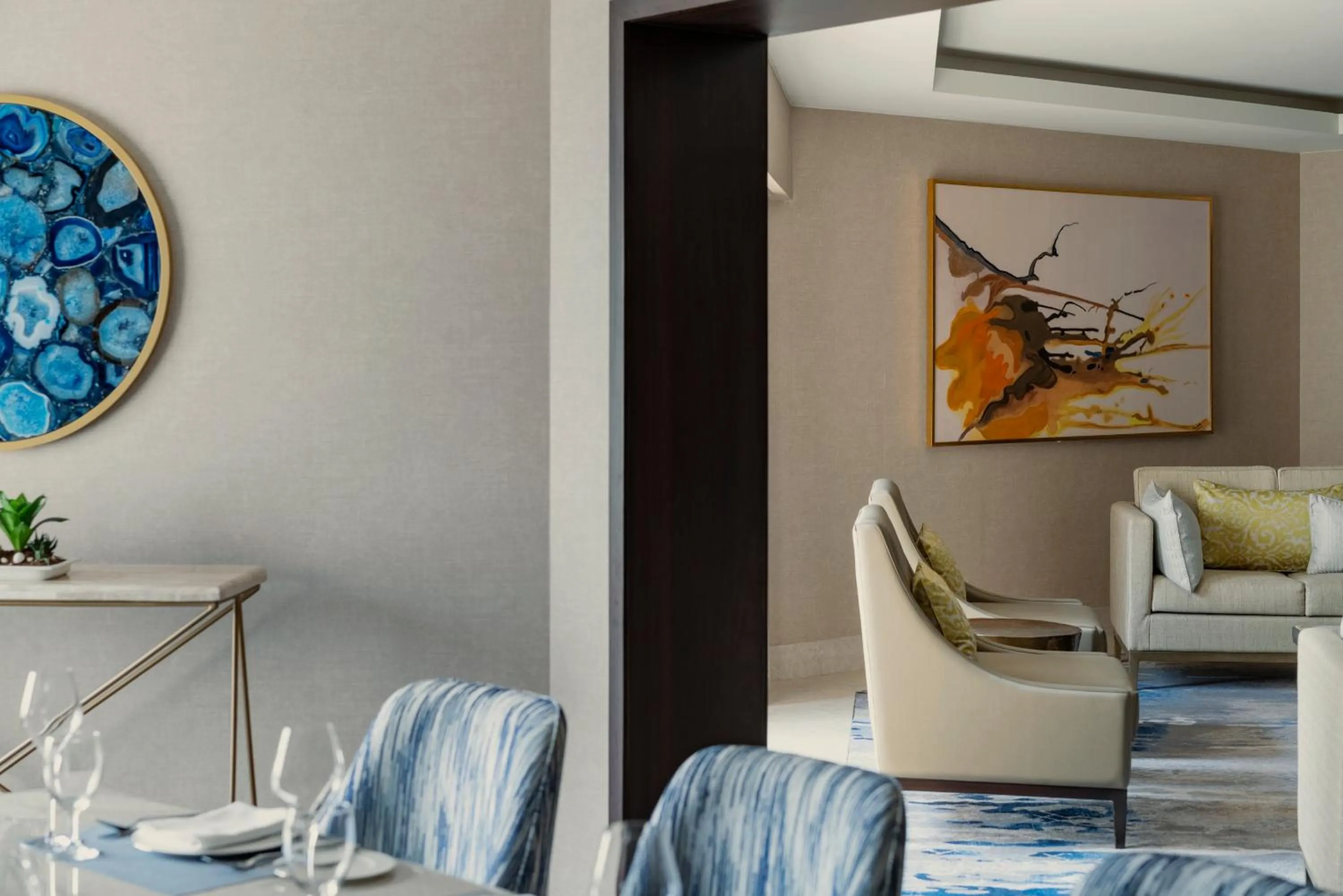 Living room in Shangri-La Eros New Delhi