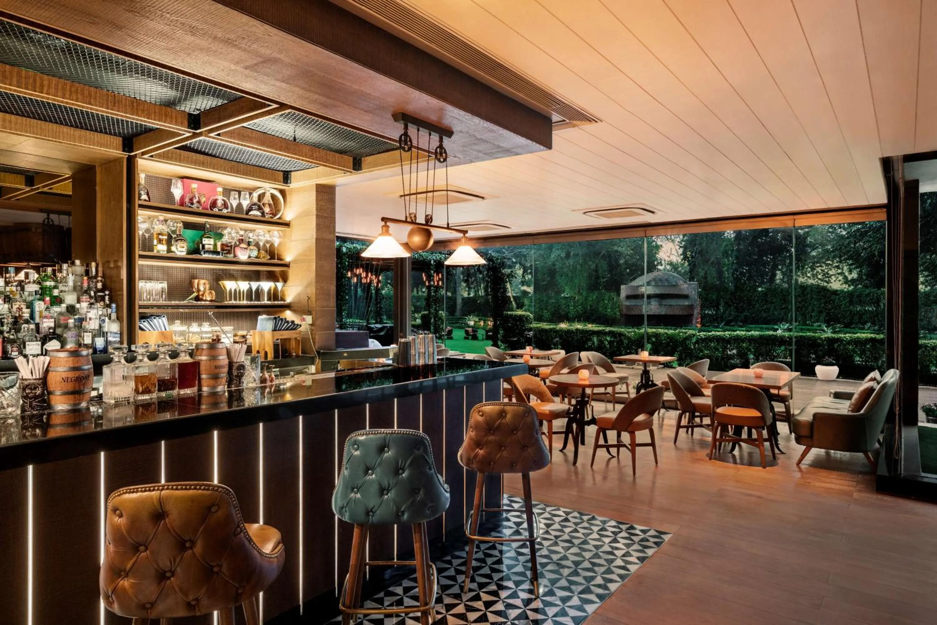 Lounge or bar in Shangri-La Eros New Delhi