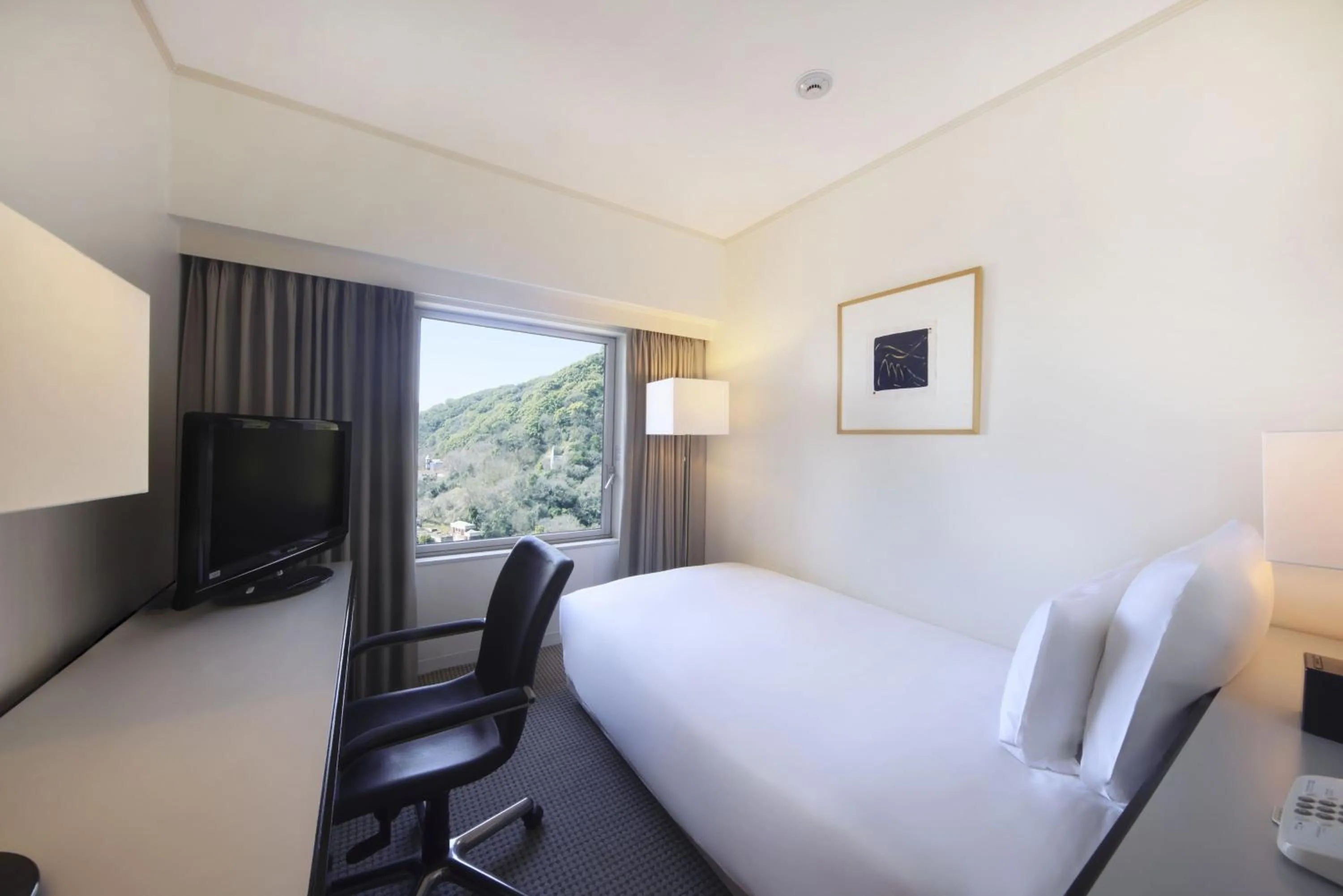 Photo of the whole room, Bed in ANA Crowne Plaza Kobe by IHG