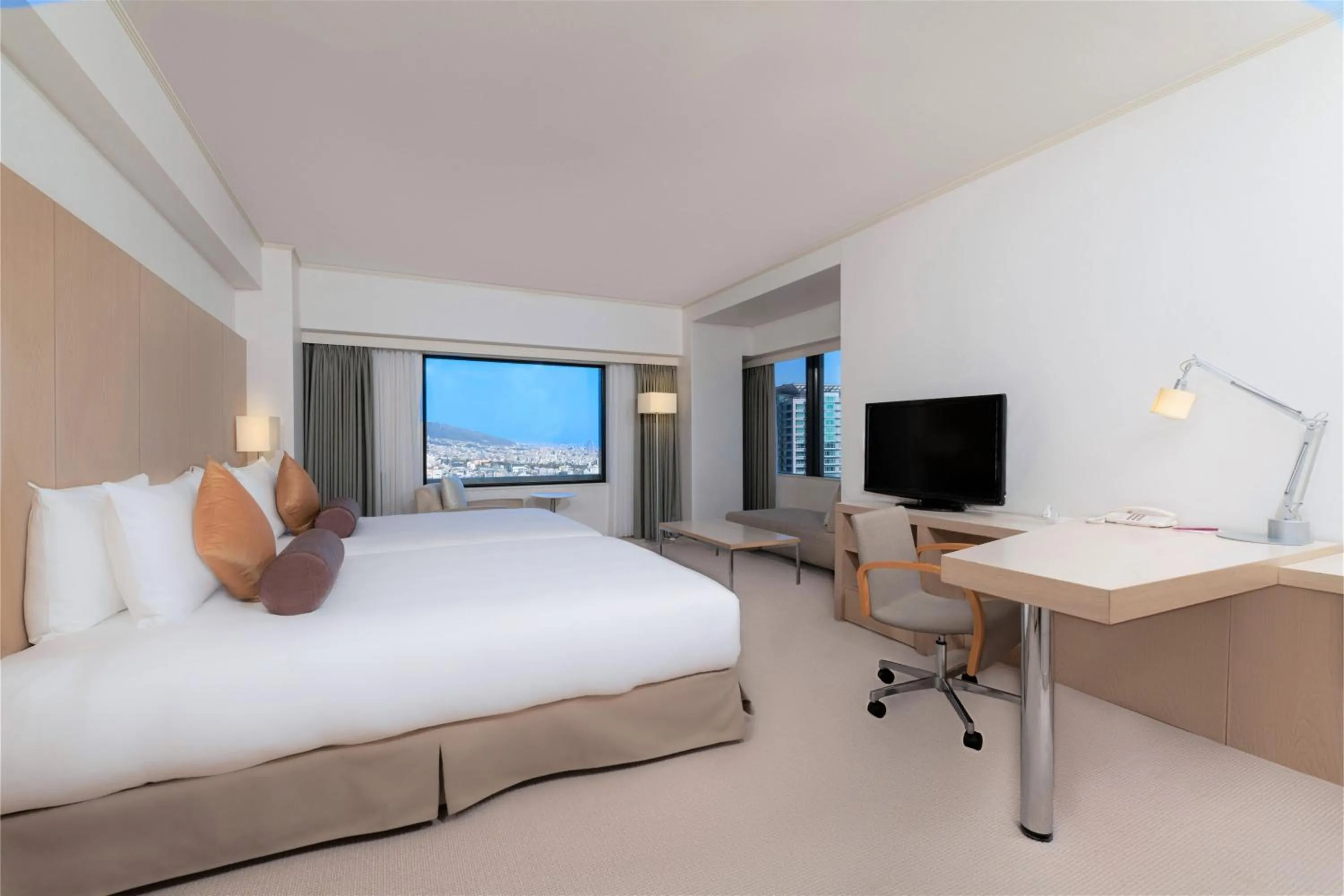 Photo of the whole room, Bed in ANA Crowne Plaza Kobe by IHG