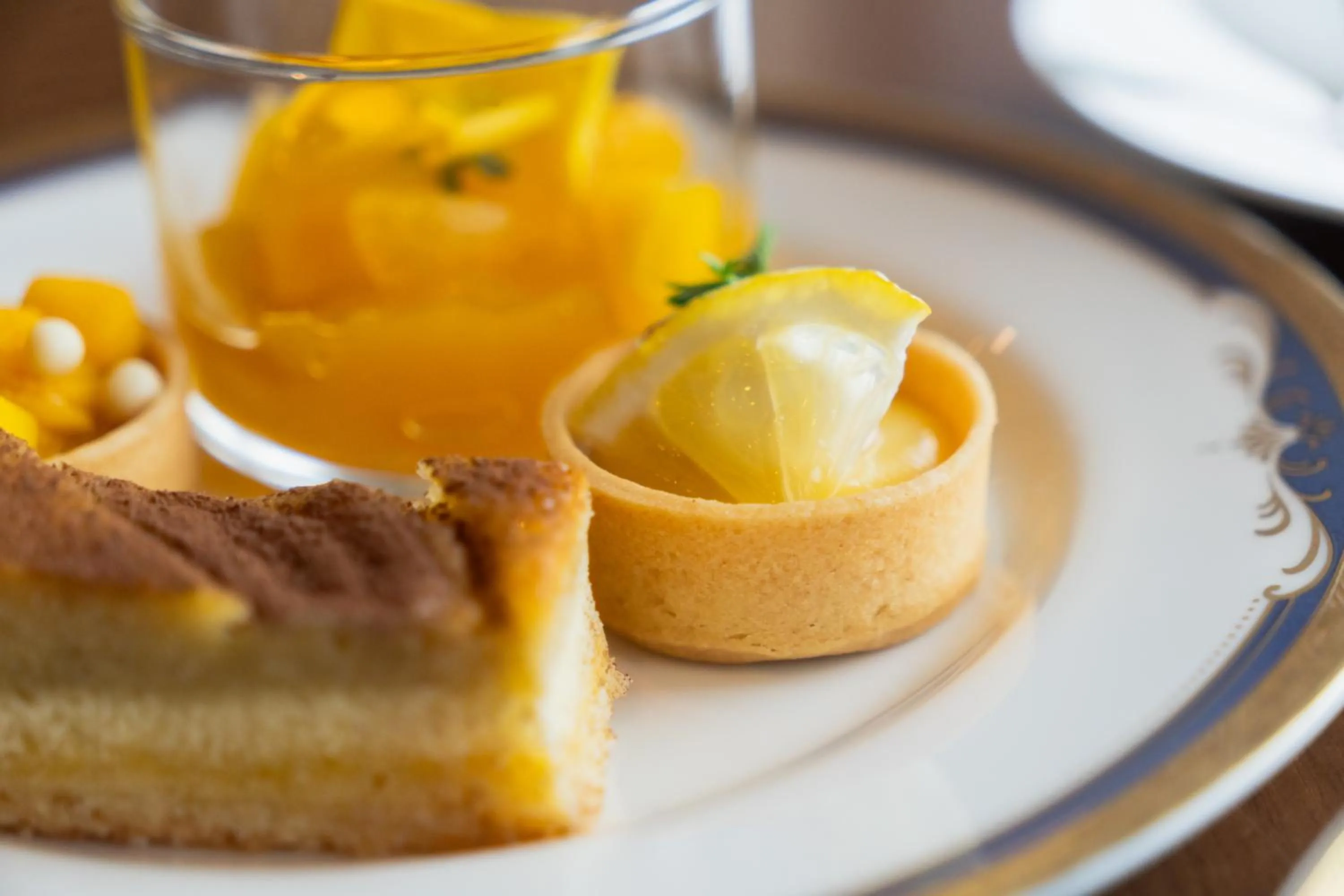 Lounge or bar in ANA Crowne Plaza Kobe by IHG