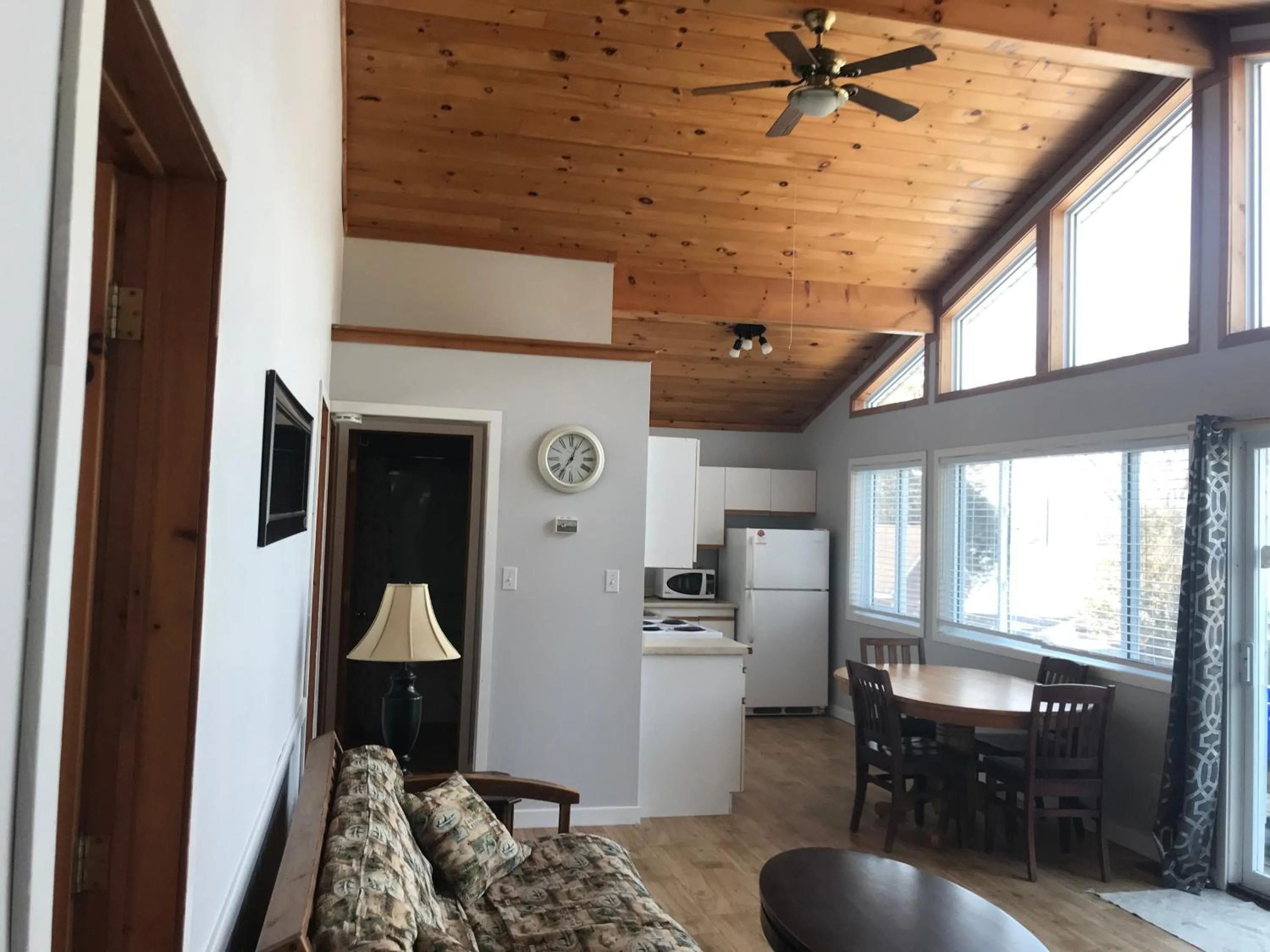 Kitchen or kitchenette in Merland Park Cottages and Motel