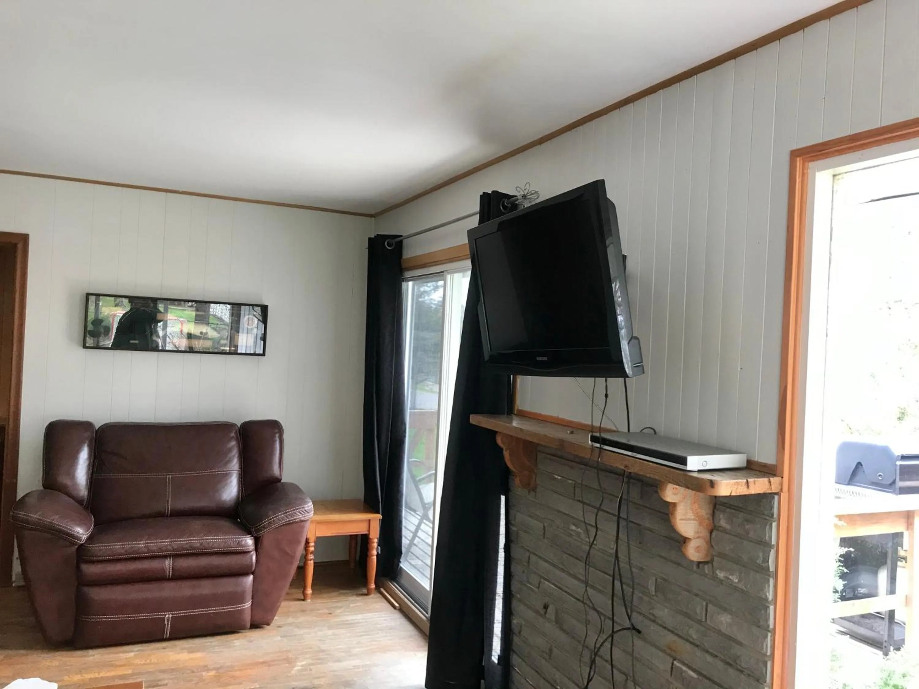 TV and multimedia in Merland Park Cottages and Motel