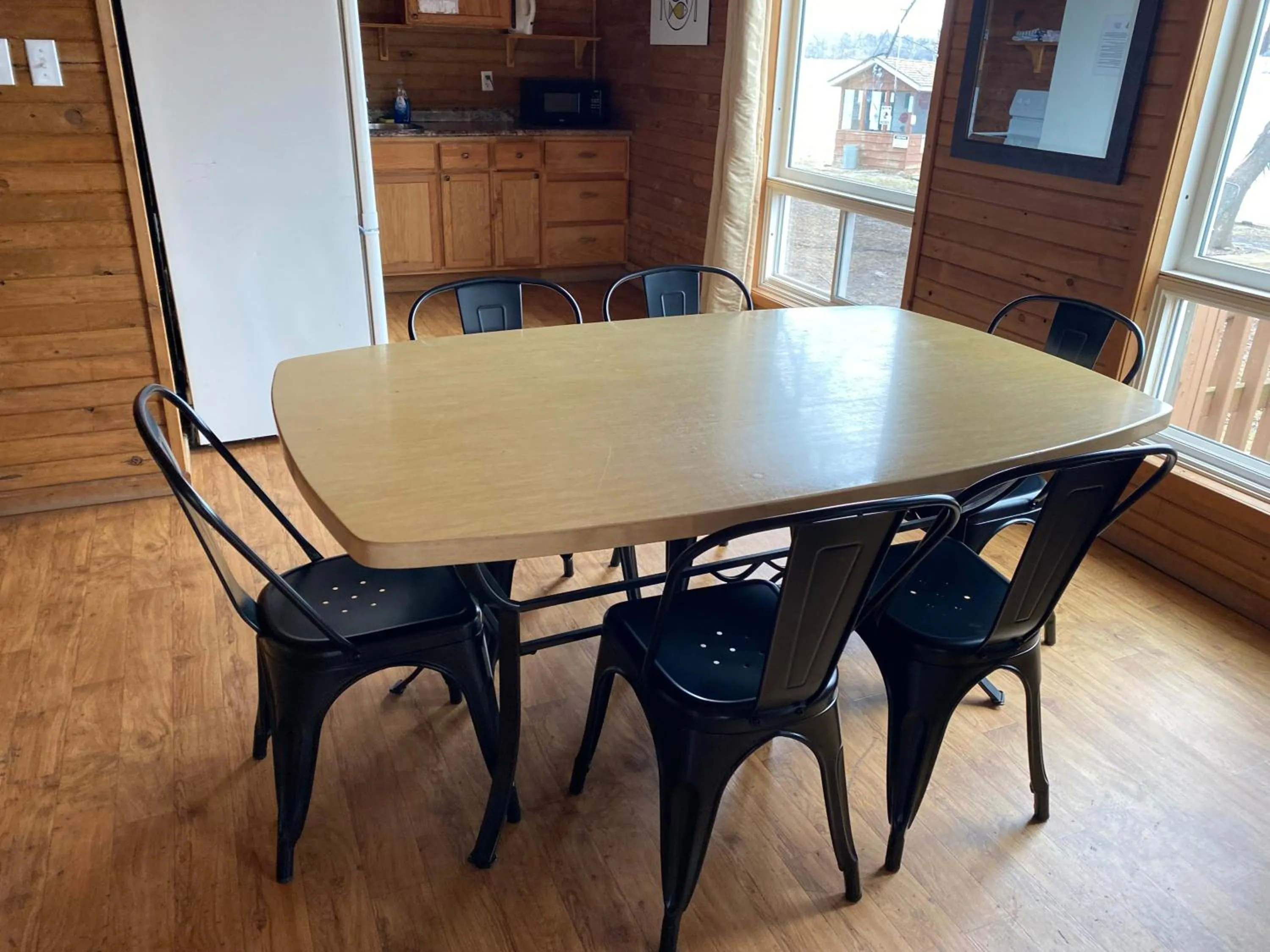 Kitchen or kitchenette in Merland Park Cottages and Motel