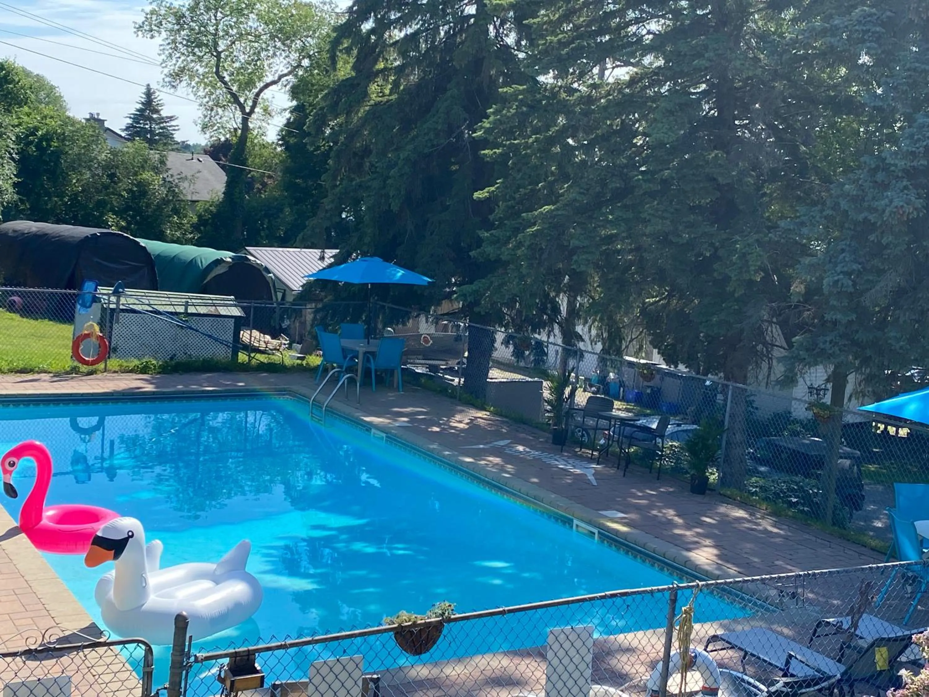Swimming pool in Merland Park Cottages and Motel
