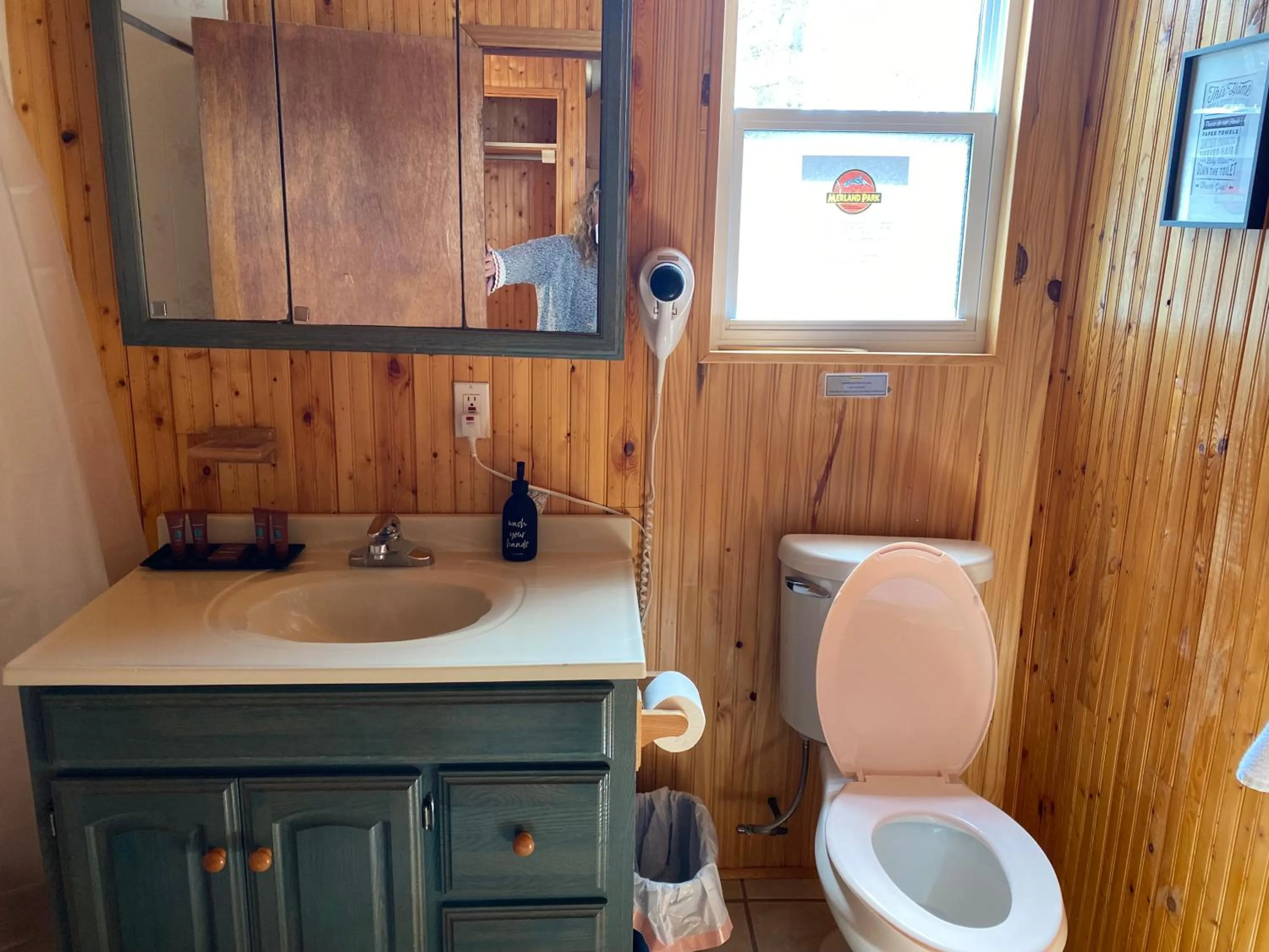 Toilet in Merland Park Cottages and Motel