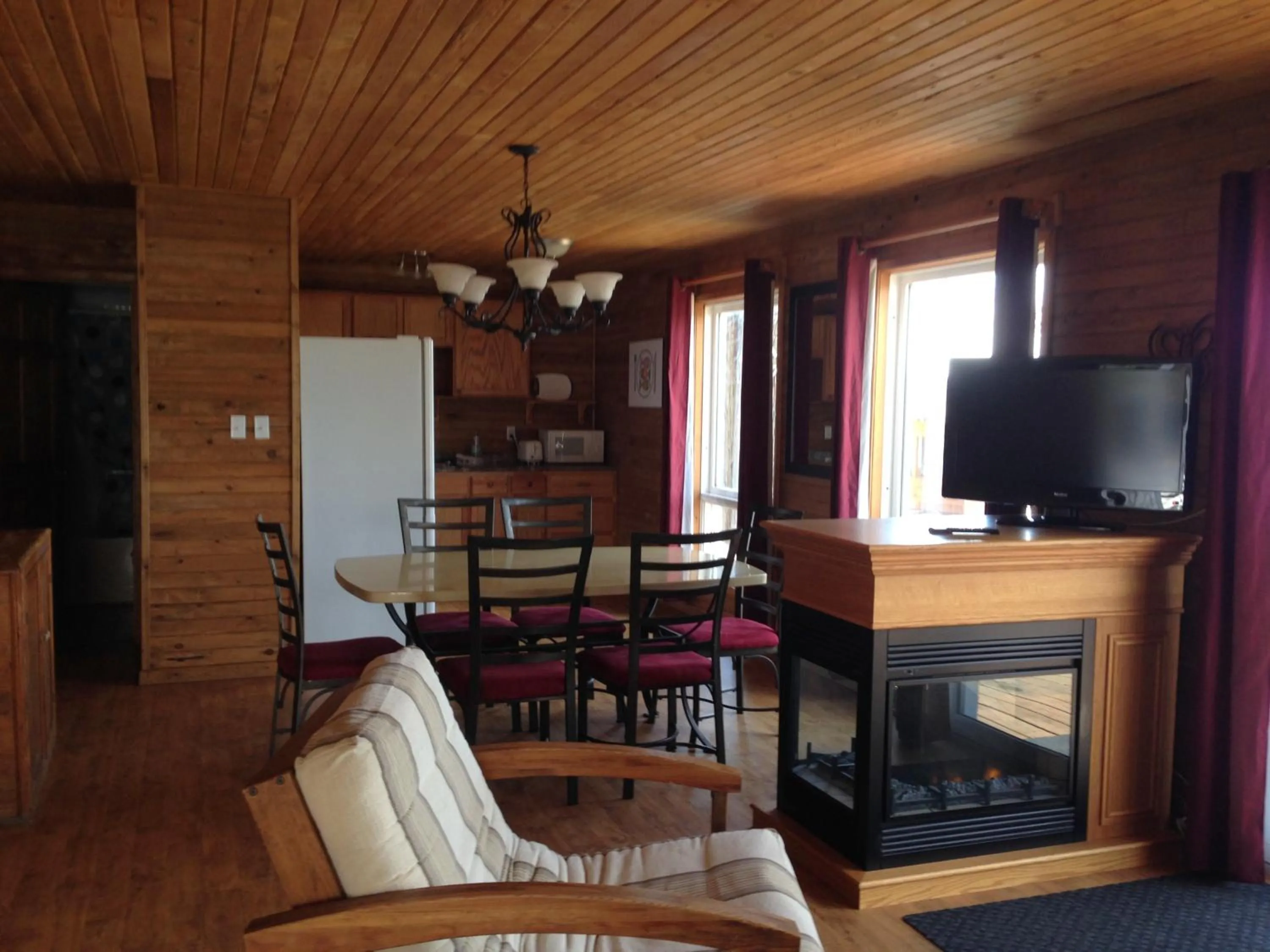 TV and multimedia in Merland Park Cottages and Motel