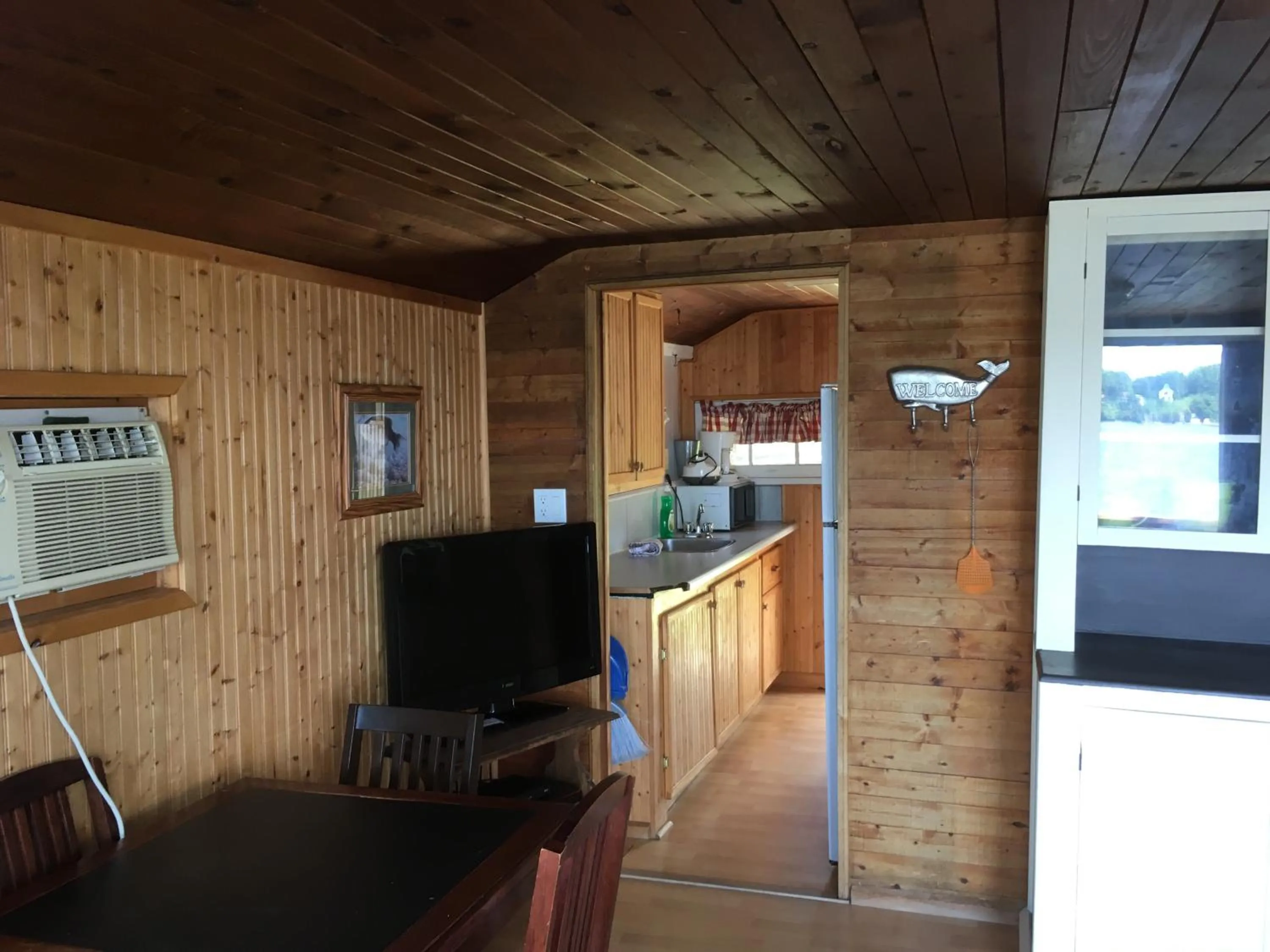 TV and multimedia in Merland Park Cottages and Motel