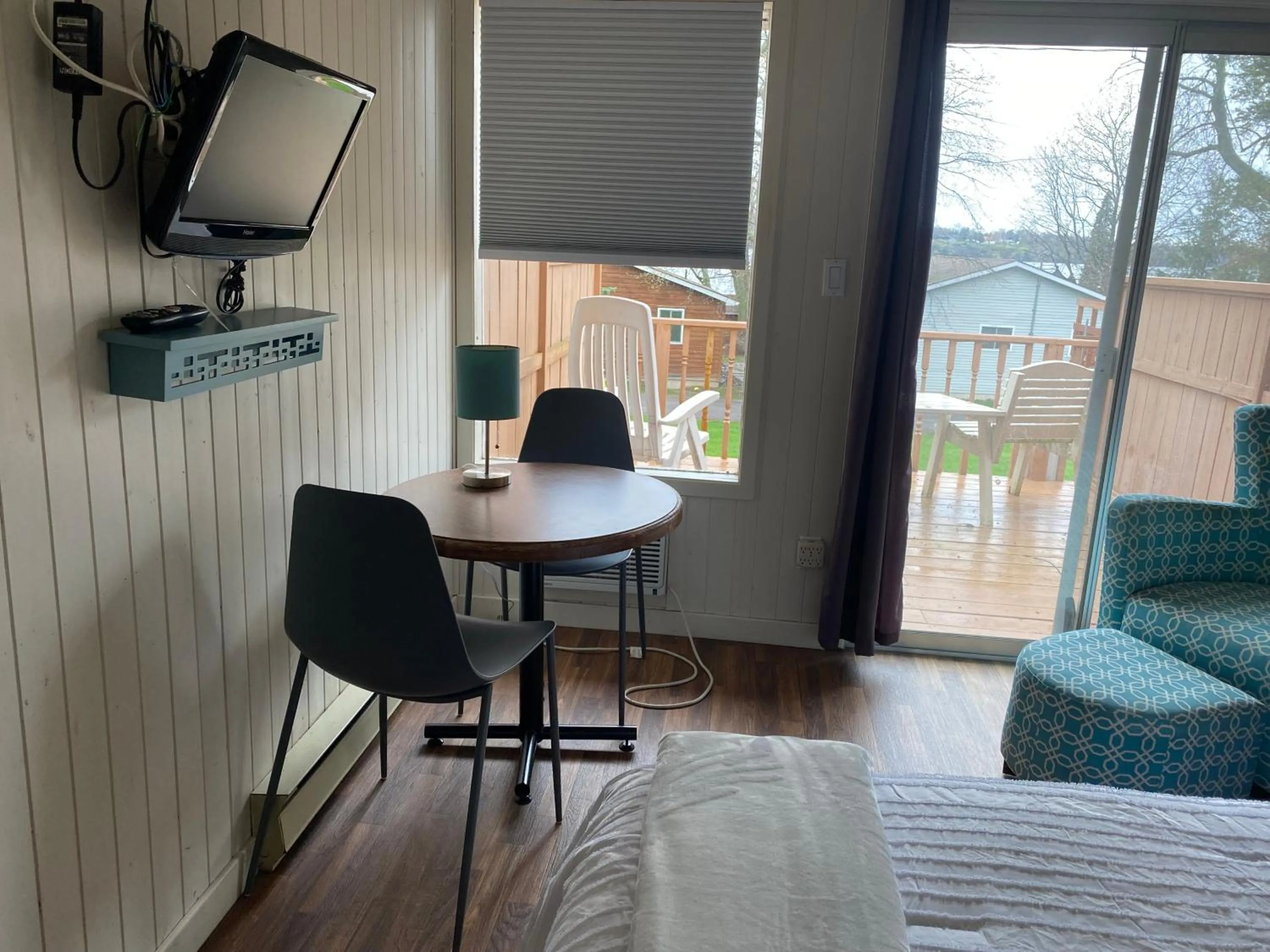 TV and multimedia in Merland Park Cottages and Motel