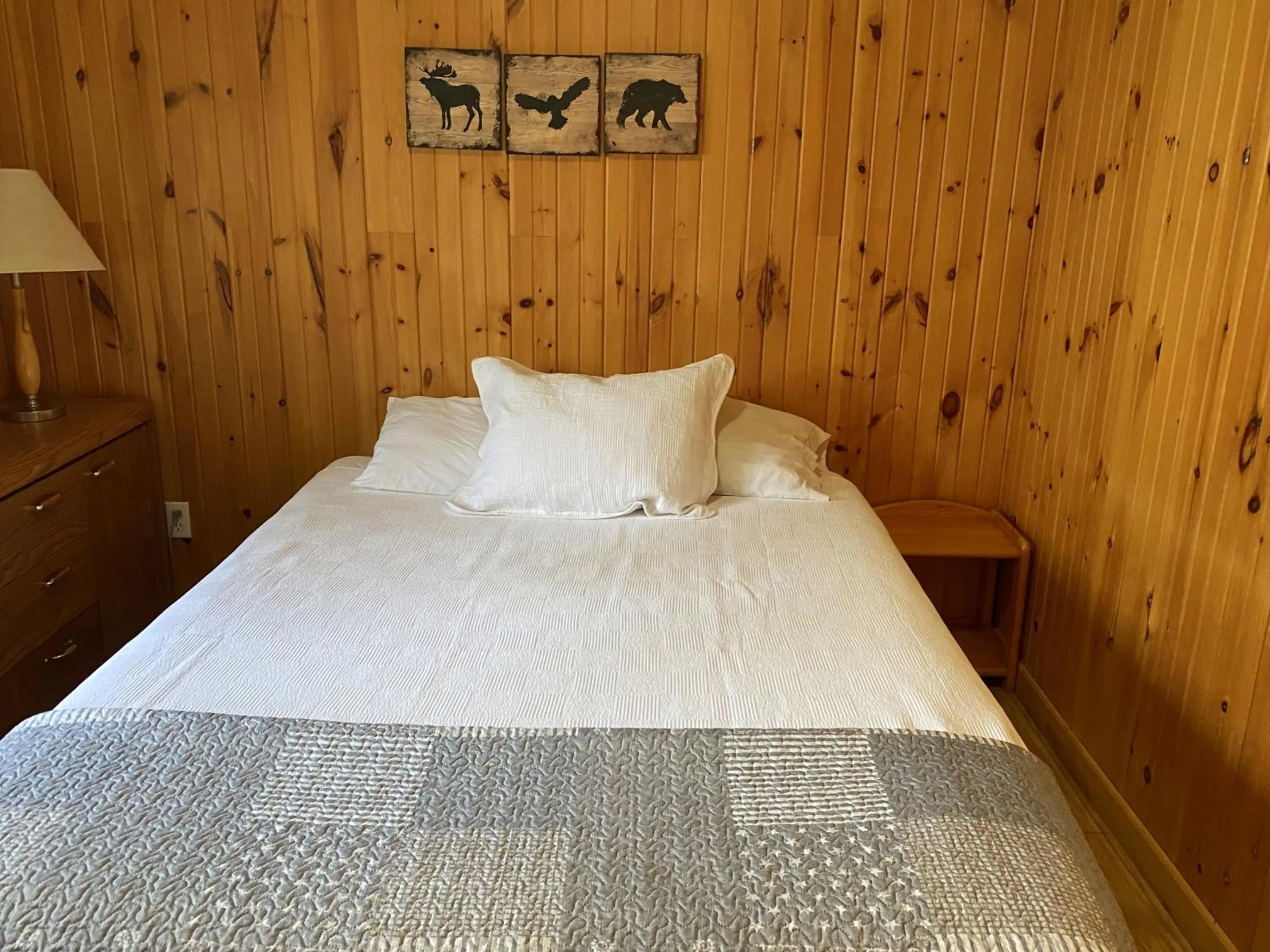 Bedroom, Bed in Merland Park Cottages and Motel