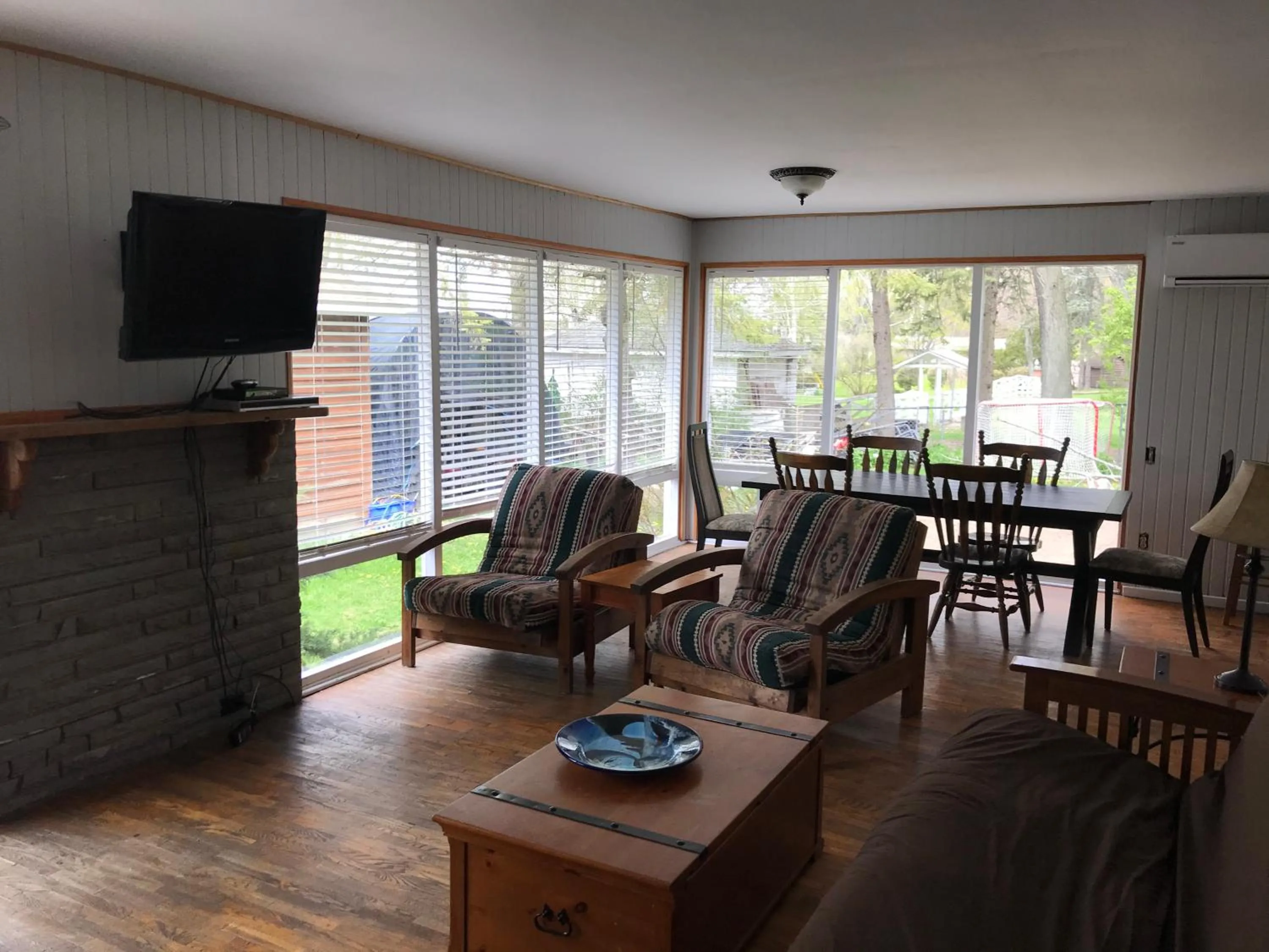 TV and multimedia in Merland Park Cottages and Motel