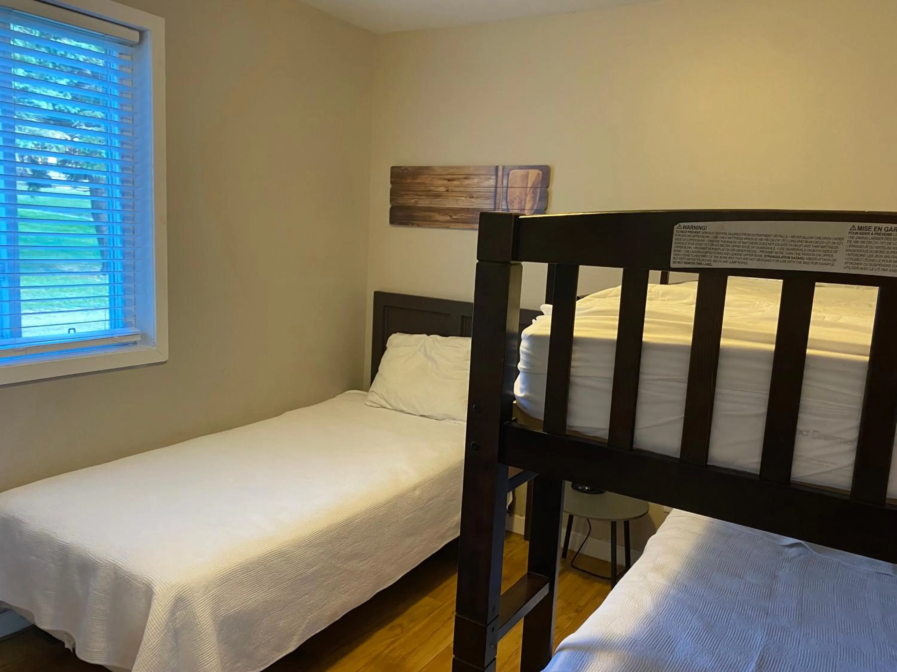 bunk bed, Bed in Merland Park Cottages and Motel