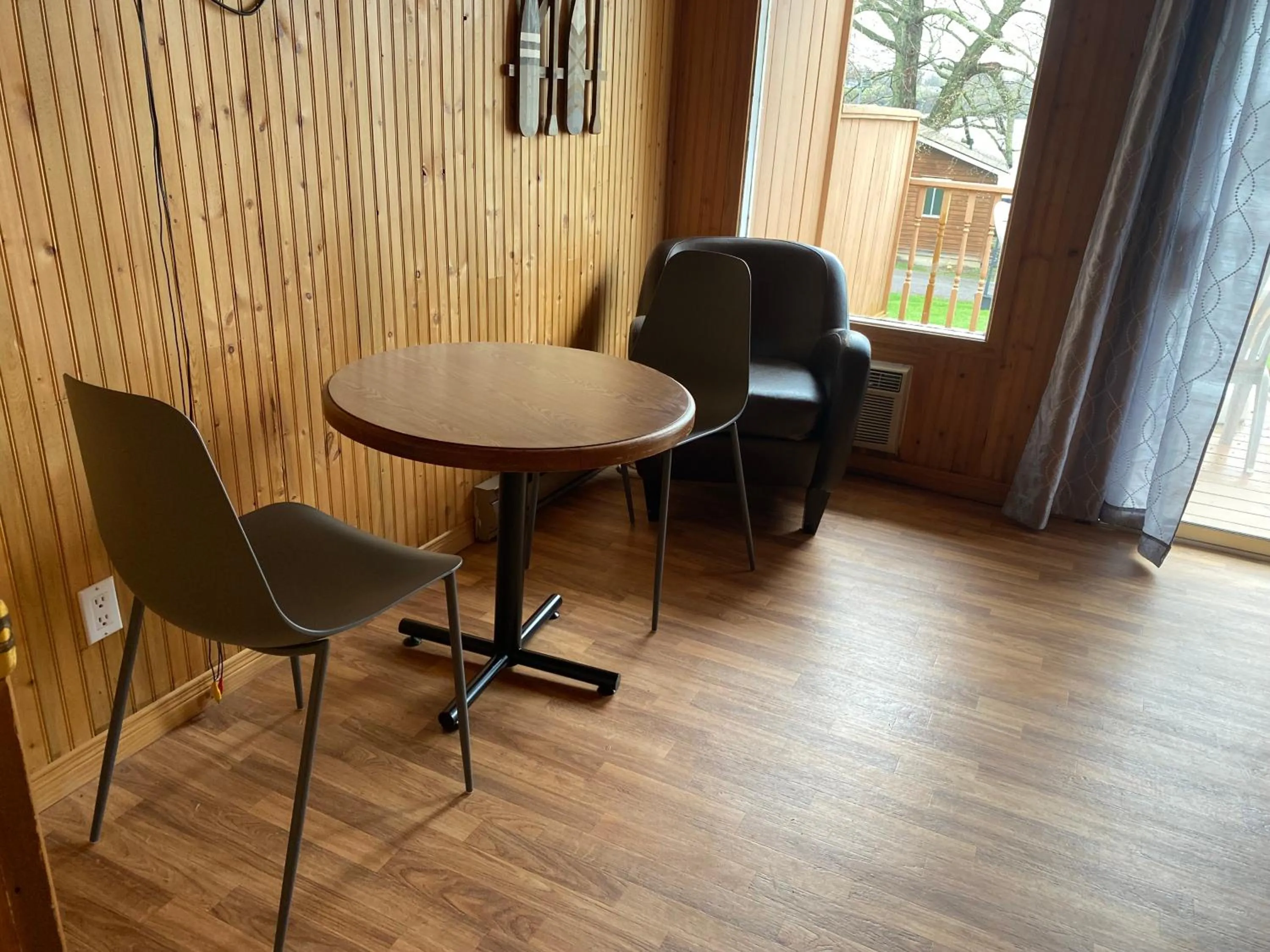 Seating area in Merland Park Cottages and Motel